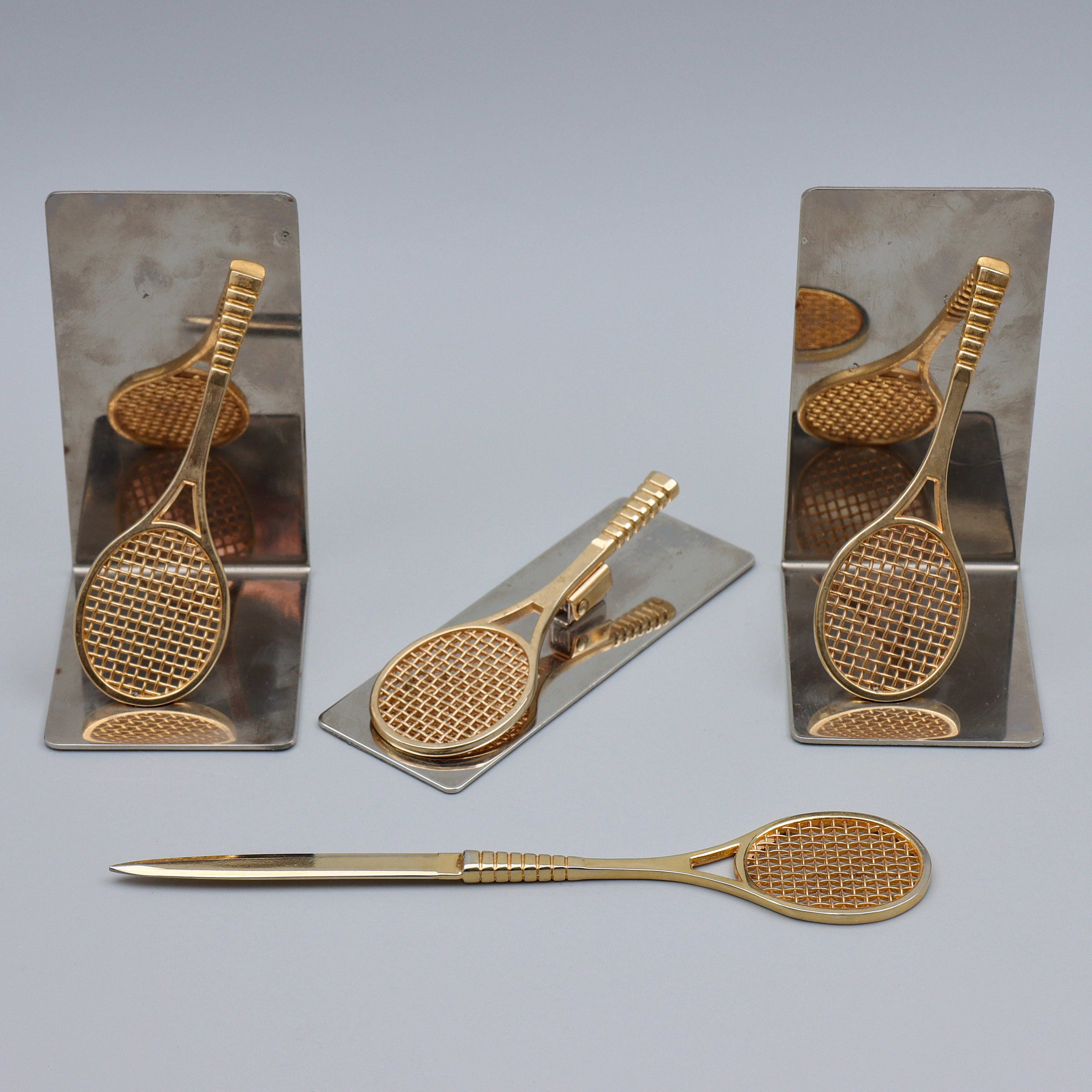 "TENNIS" PARET BOKSTÖD, BREVKLÄMMA SAMT BREVKNIV, MÄSSING/METALL.