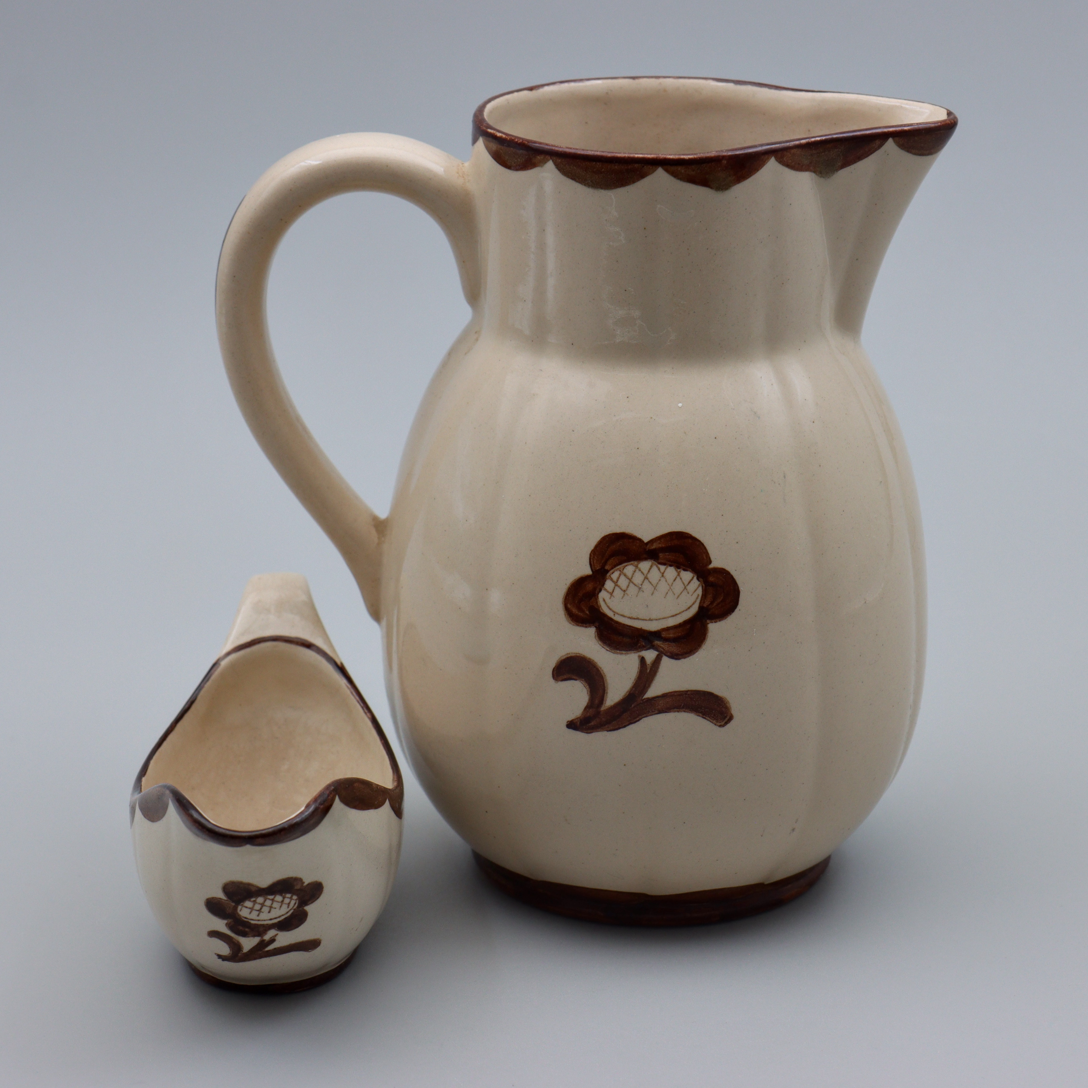 WILHELM KÅGE. MJÖLKKANNA SAMT SÅSSNIPA, PYRO, GUSTAVSBERG.