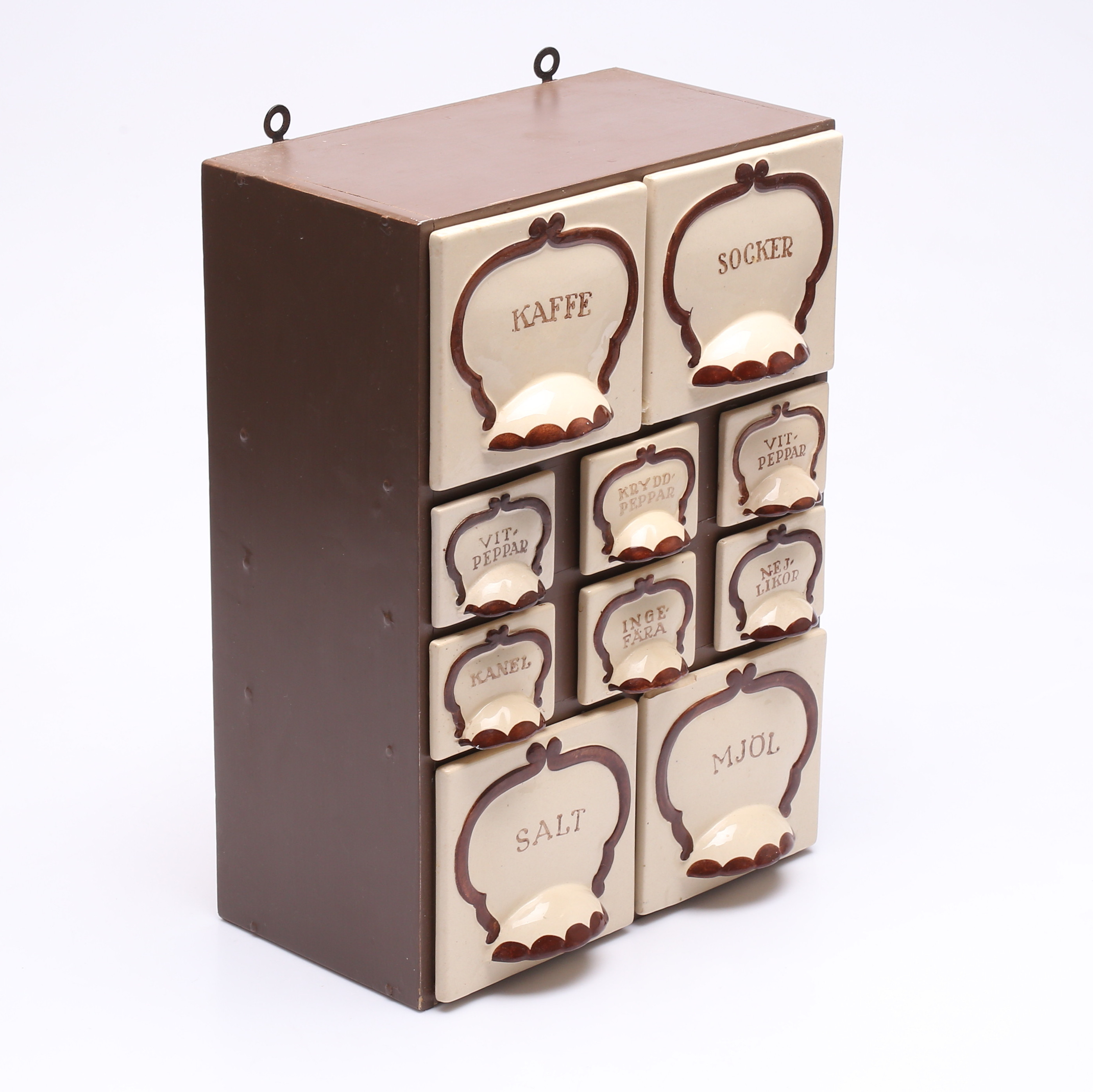 WILHELM KÅGE. Specerihylla, trä och keramik, "Pyro", Gustavsberg, 1900-talets första hälft.