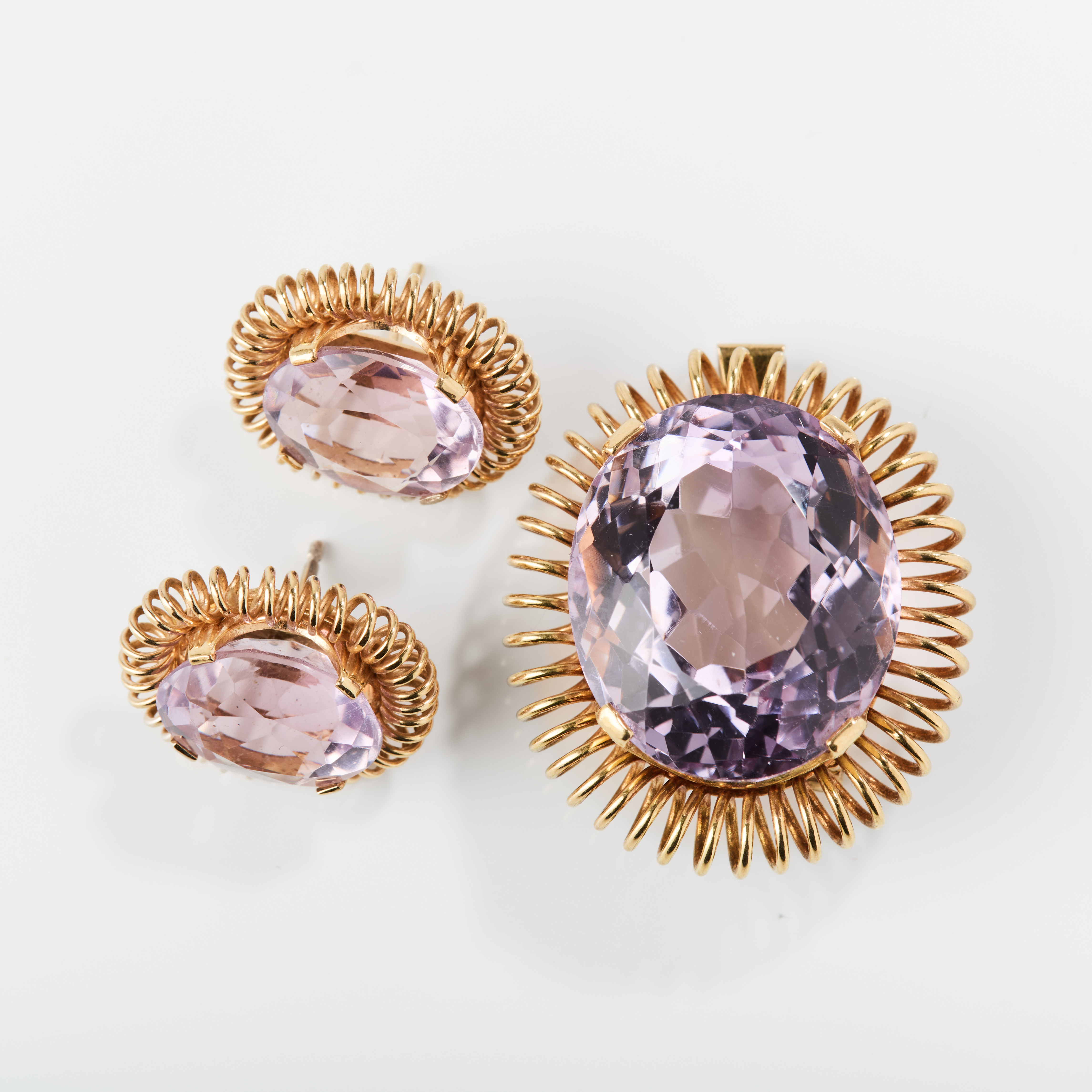 BROSCH och ÖRHÄNGEN, ett par, 18K guld med ametister, Olle Carlsson, Stockholm 1971.
