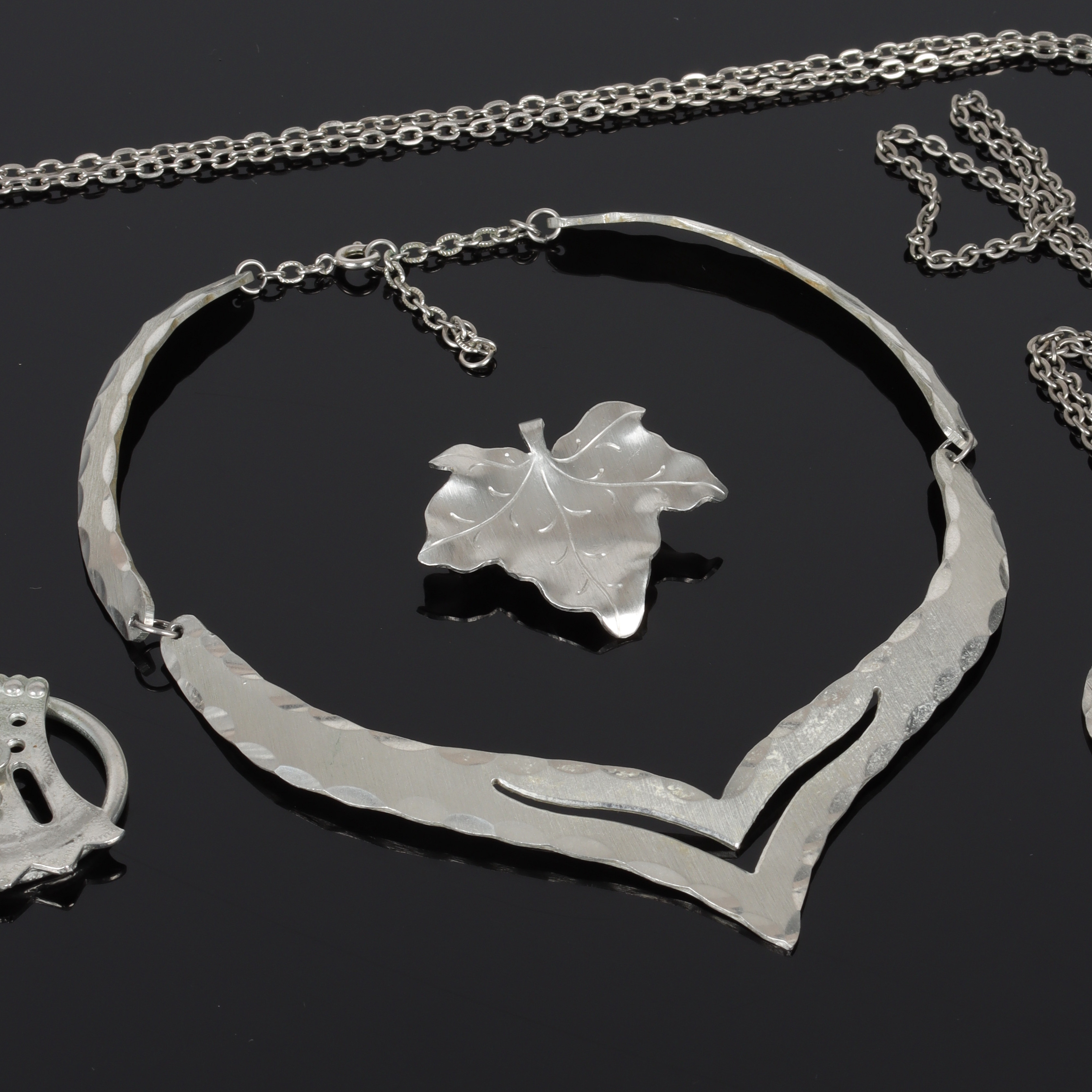 COLLIER, HÄNGEN och BROSCH, tenn, bl.a. Jokkmokks Tenn.