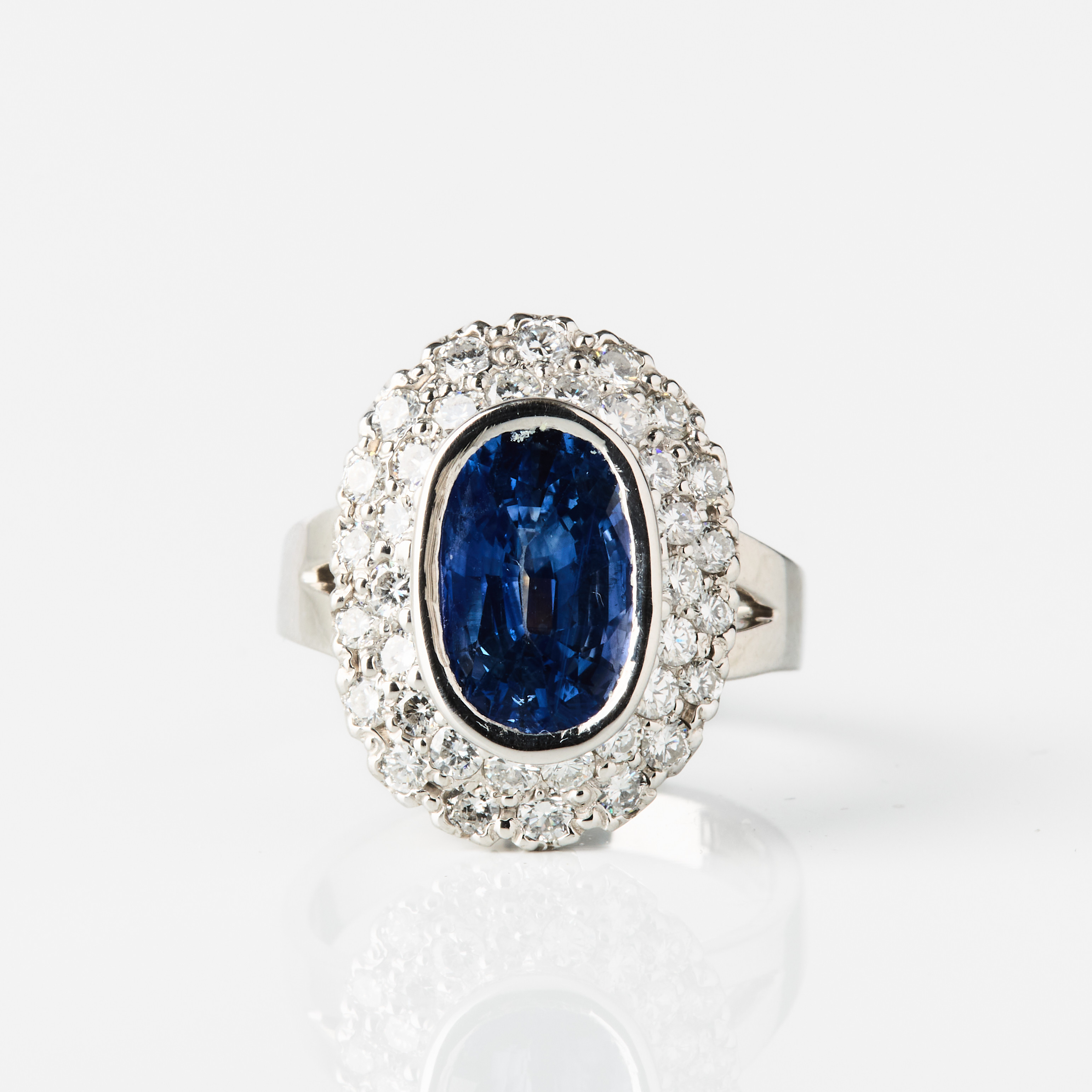 RING, 18K vitguld med en safir och diamanter, Arktis-Smedjan, Luleå 1989.
