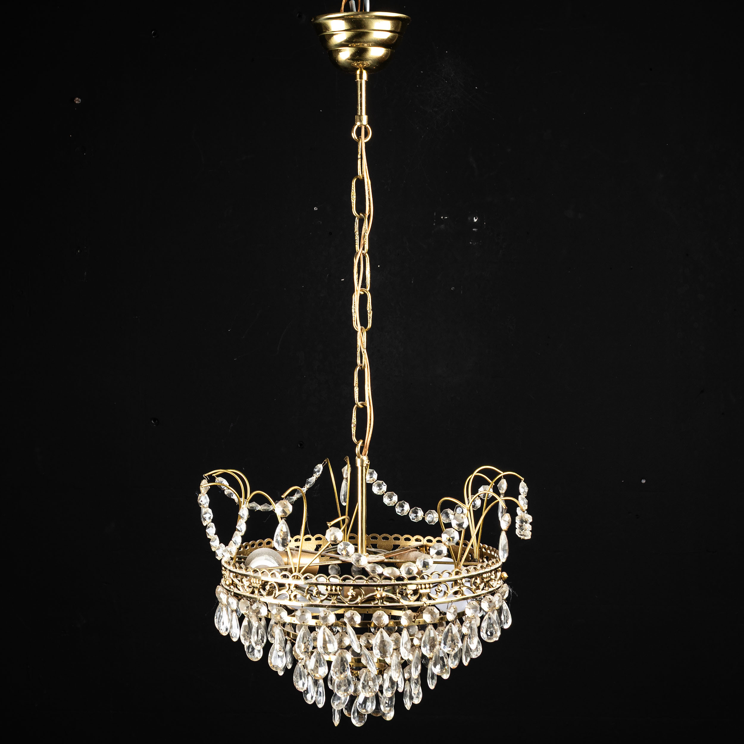 TAKLAMPA, behängd med prismor, 1900-talets andra hälft.