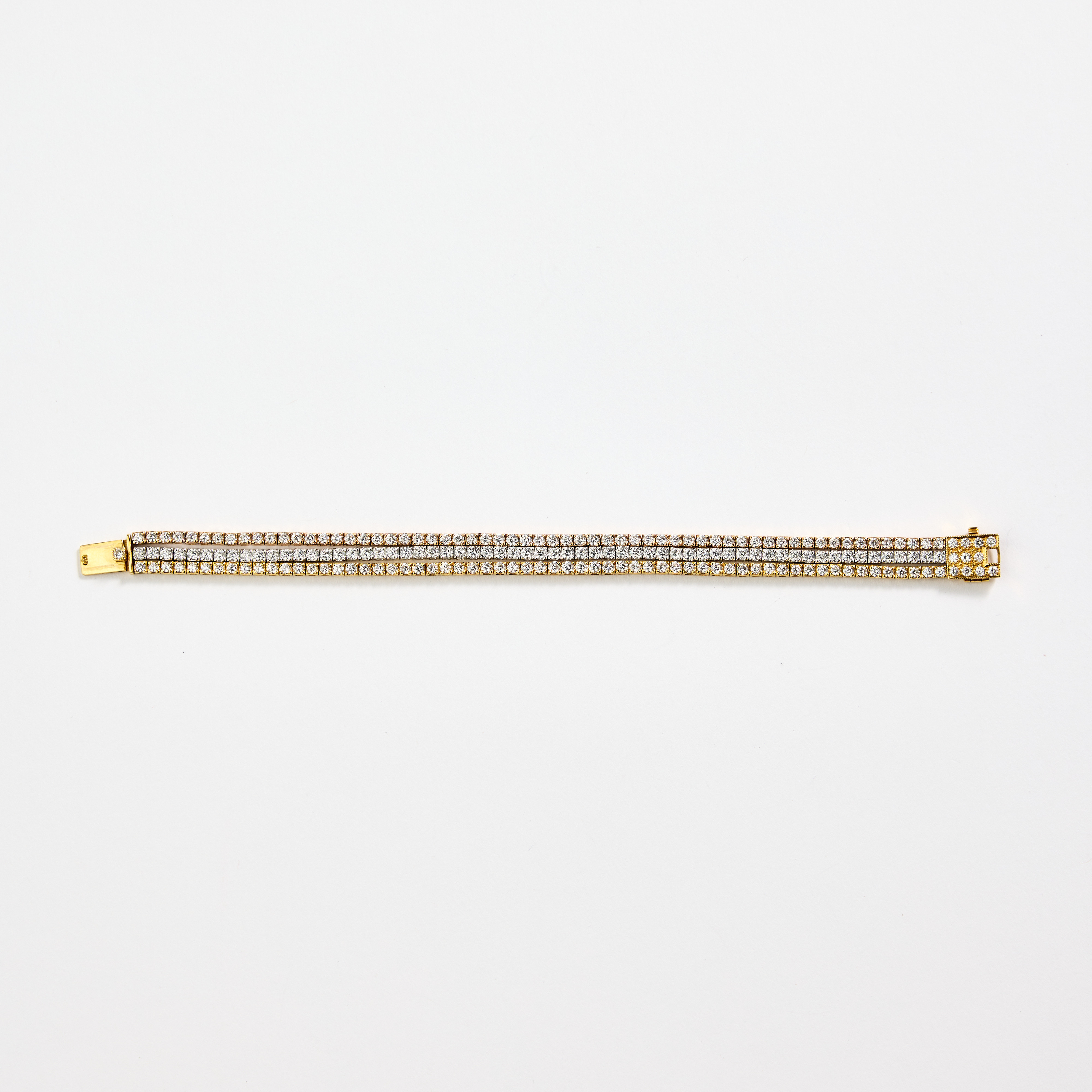 ARMBAND, tre-radigt, 18K tvåfärgat guld med diamanter, London 2011.