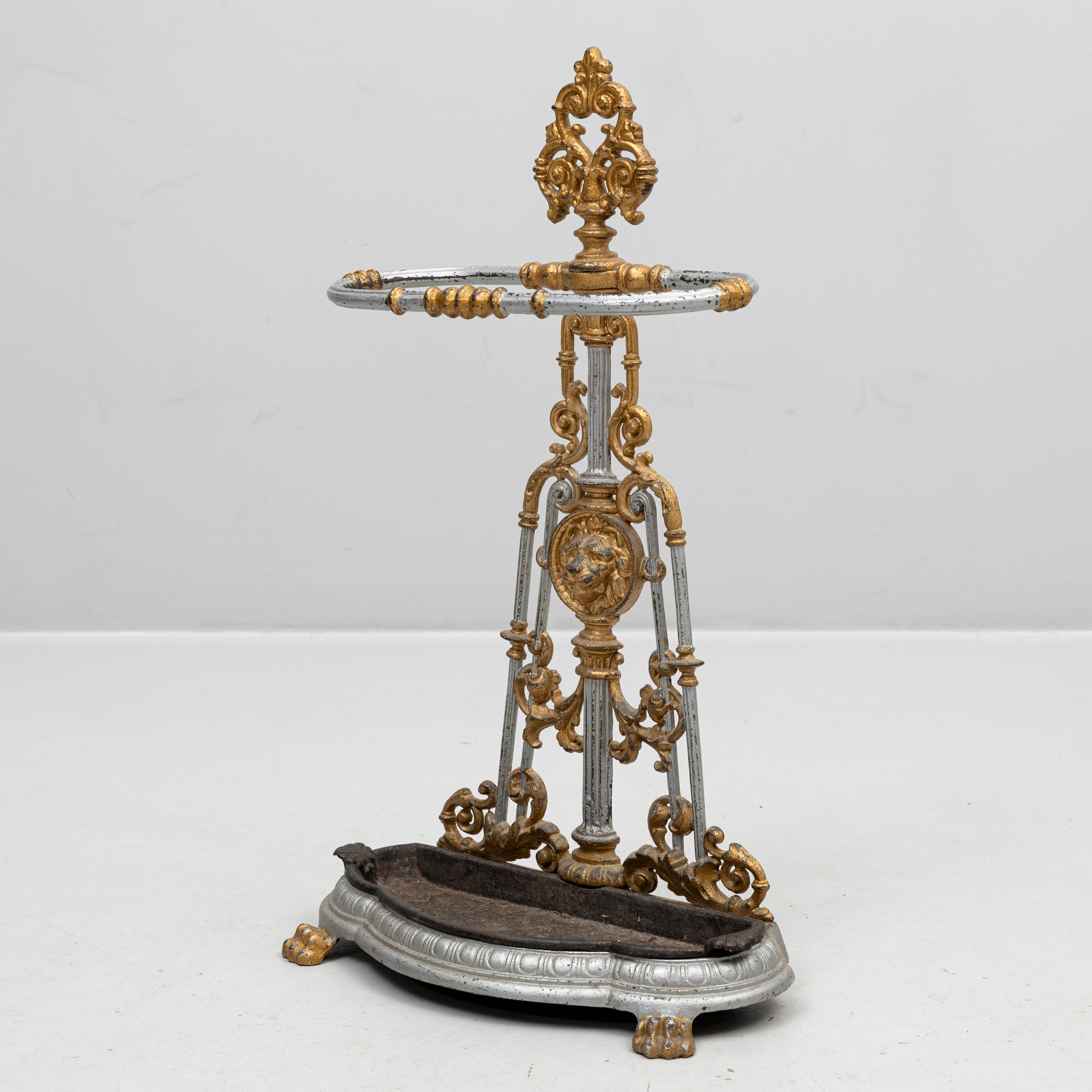 PARAPLYSTÄLL, gjutjärn, delvis förgylld, omkring år 1900.