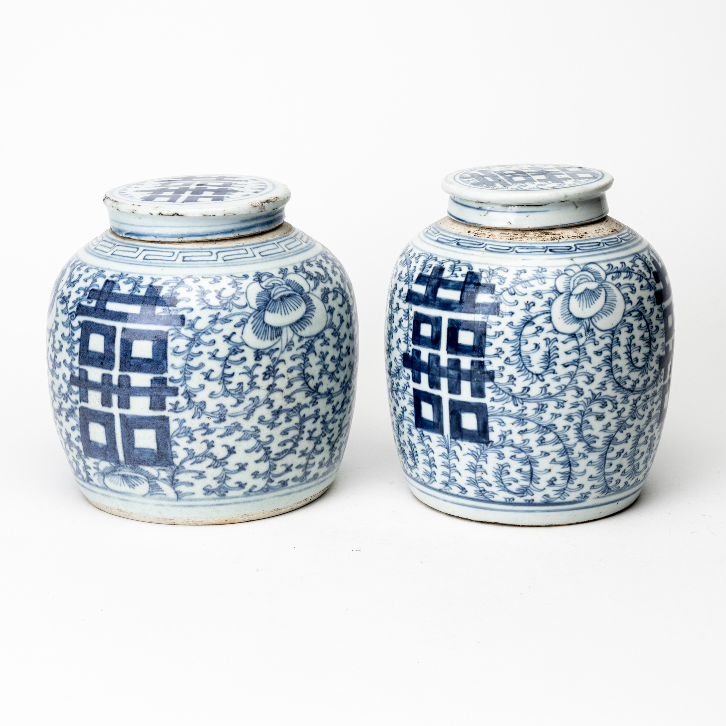 BOJANER med LOCK, 2 st, porslin, Qingdynastin, 1800-tal.