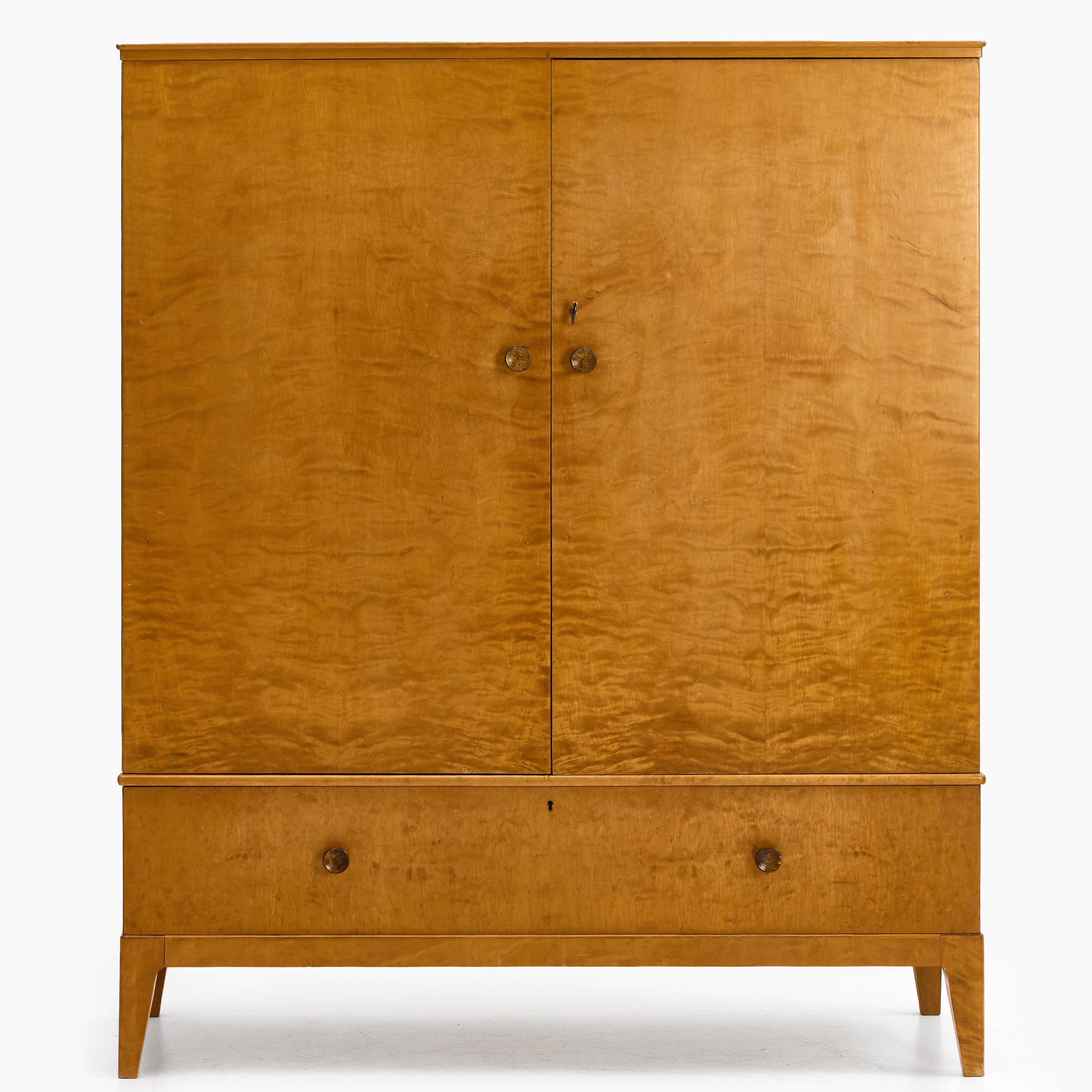 SKÅP, björkfanér, Svenska Möbelfabrikerna Bodafors, sannolikt Axel Larsson. 1930/40-tal, Swedish Modern. brickmärkt på insida av dörr, bakstycke med modellnummer 18028.