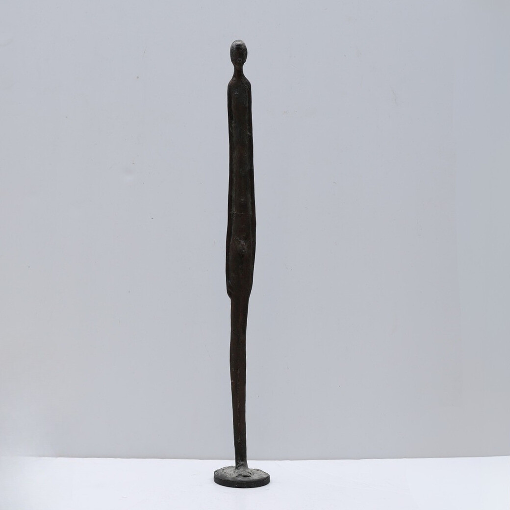 OMBRA DELLA SERA. Skulptur i form av naken man. Bronspatinerad metall.