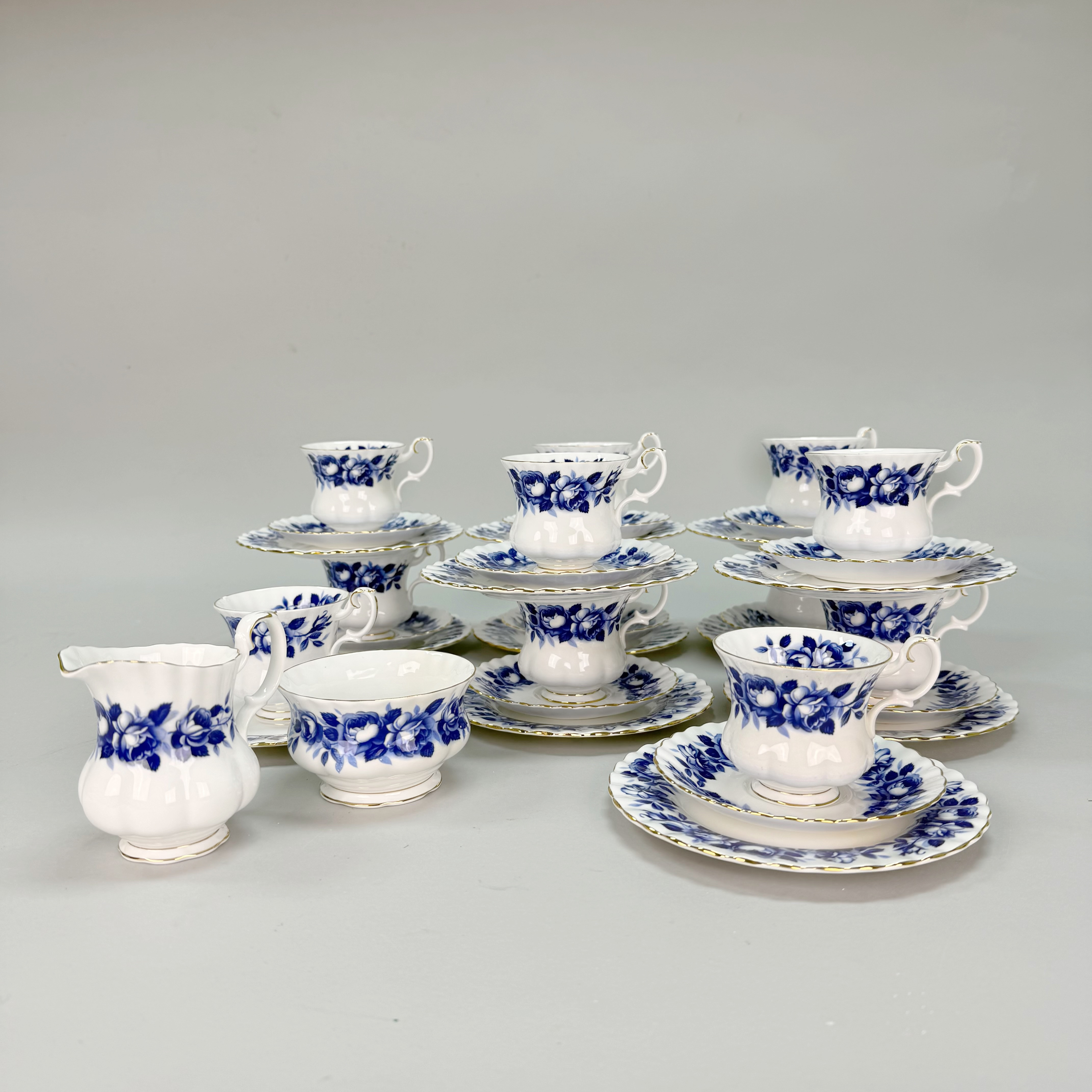 KAFFESERVIS - 37 delar benporslin, "Aristocrat" Royal Albert England.