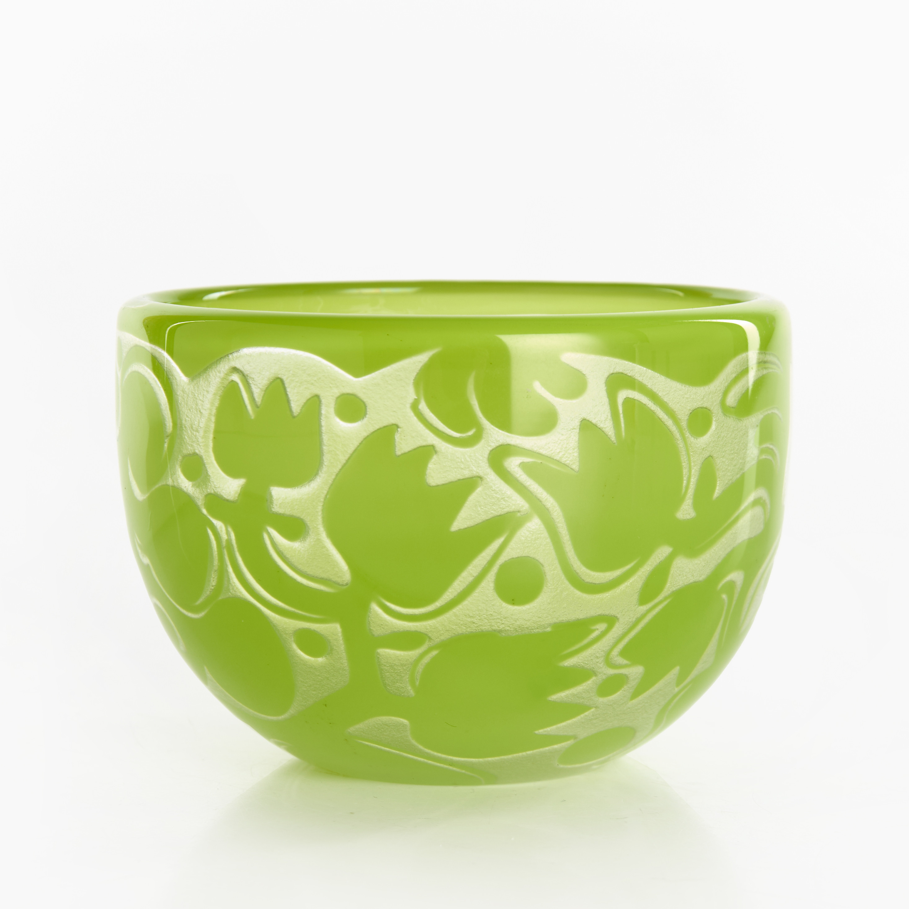 BERTIL VALLIEN. Skål, Boda Åfors, Unik, 1919, signerad B Vallien, underglasyr i grönt, blästrad dekor av figurer.