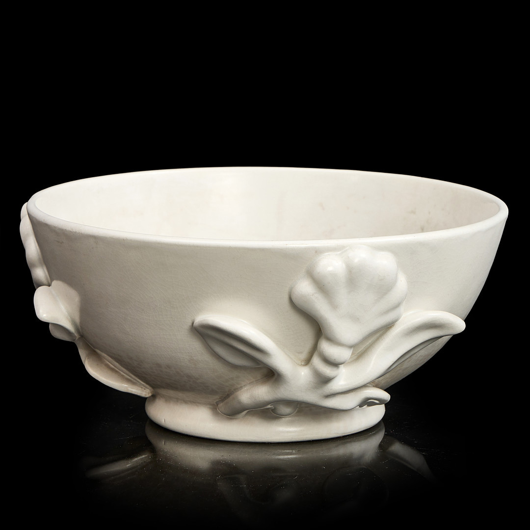 WILHELM KÅGE. Vit Carraraglasyr, reliefdekor av blad och blommor, stengods, Gustavsberg.