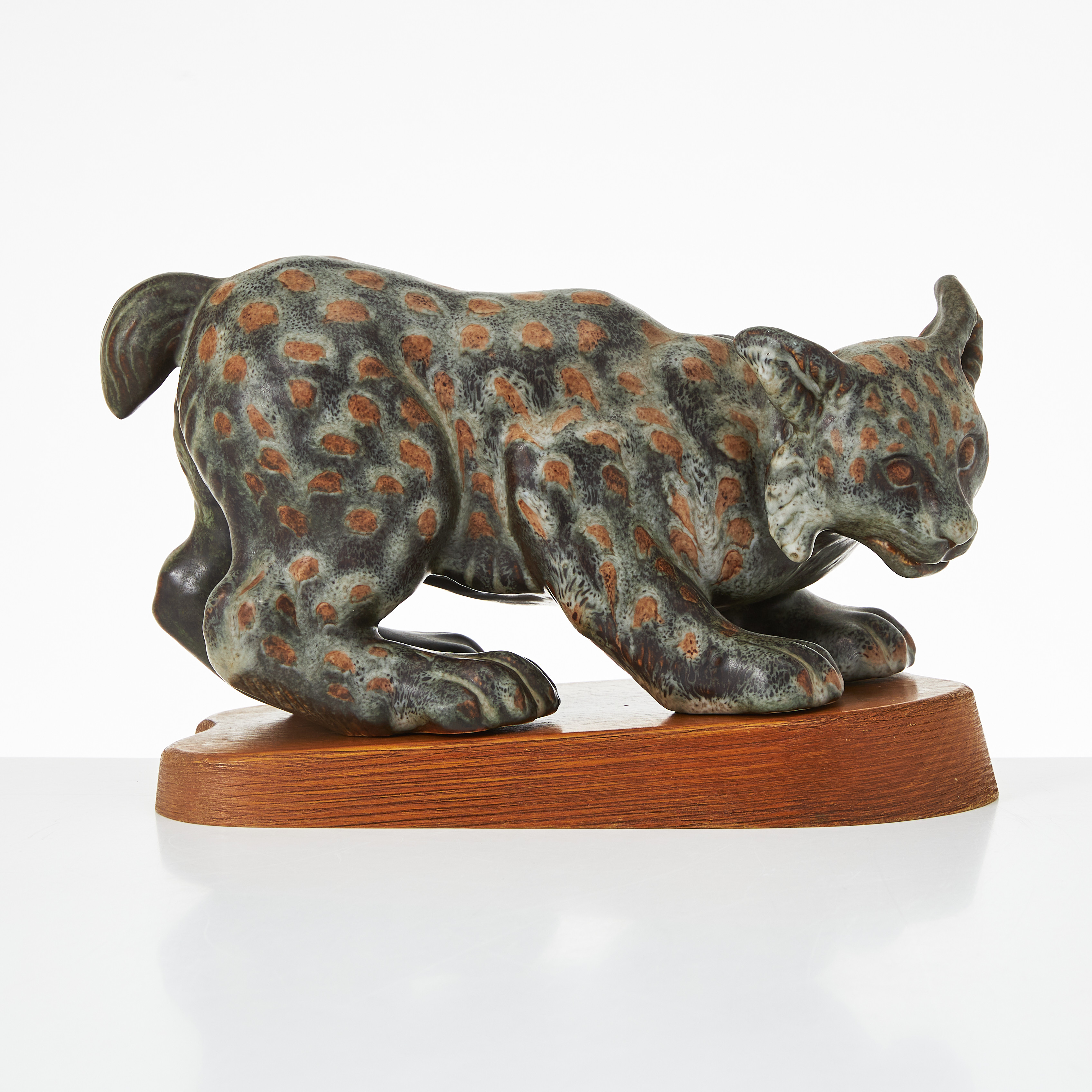 GUNNAR NYLUND. Skulptur i form av lodjur, Rörstrand, glaserat stengods.