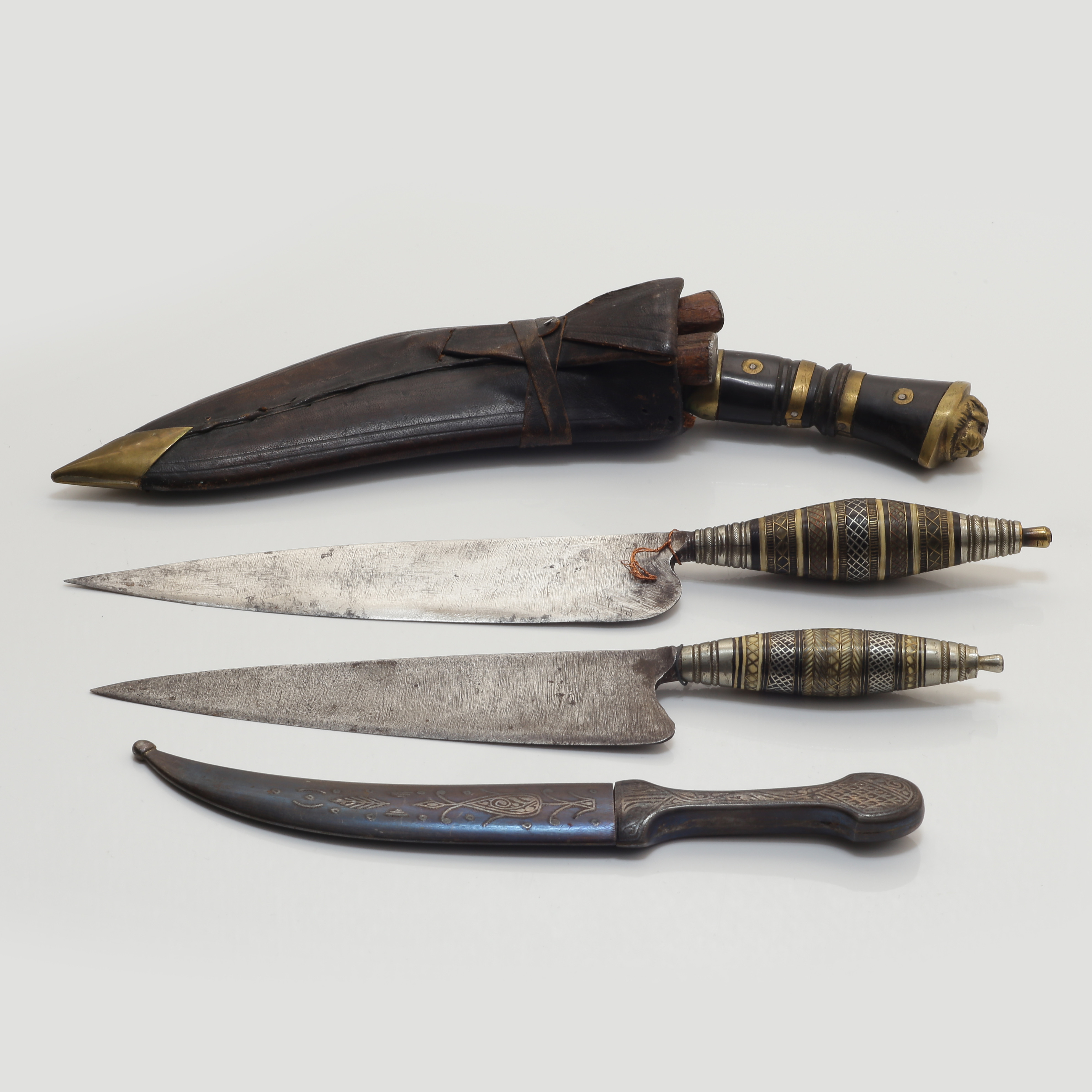 4 KNIVAR/DOLKAR. 2 "NAIFE" KANARISKA KNIVAR (1850-1890) 1 OTTOMANSK "DAGGER" (1800-1900) 1 "KUKRI" NEPAL (1900-1950).