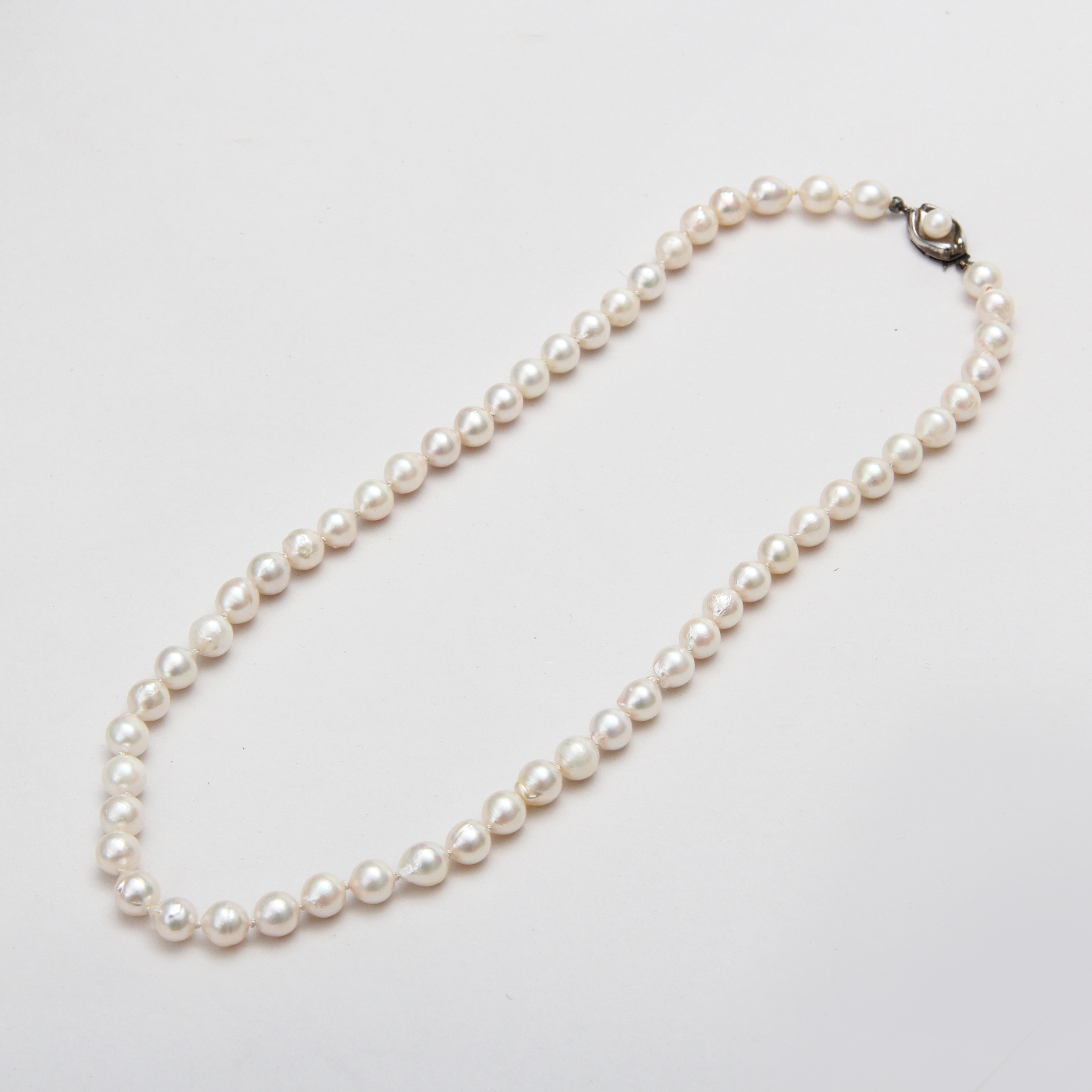 COLLIER, pärlor med silverlås. i etui från Hallbergs.