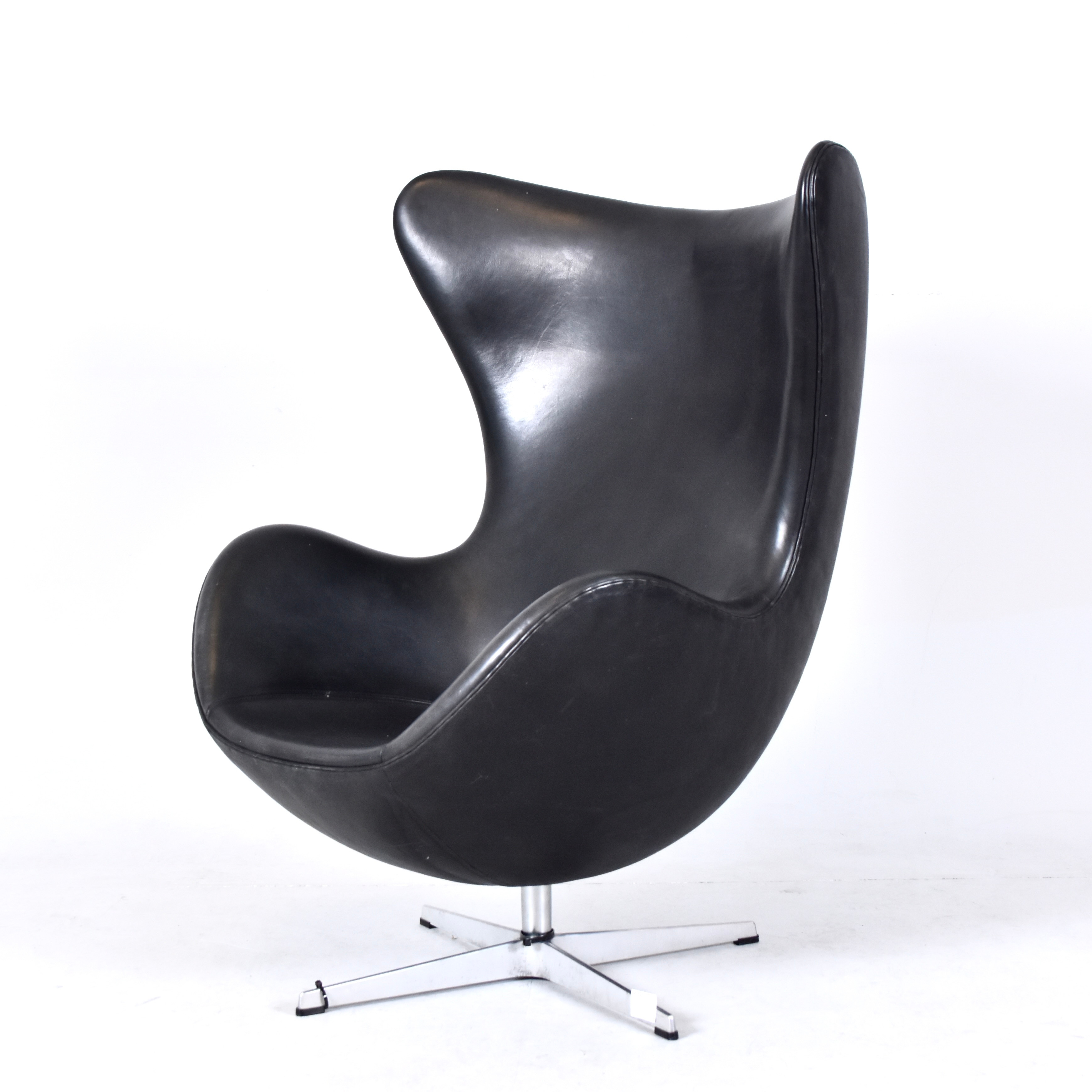 ARNE JACOBSEN. fåtölj, svart läder på aluminiumfot, "Ägget".