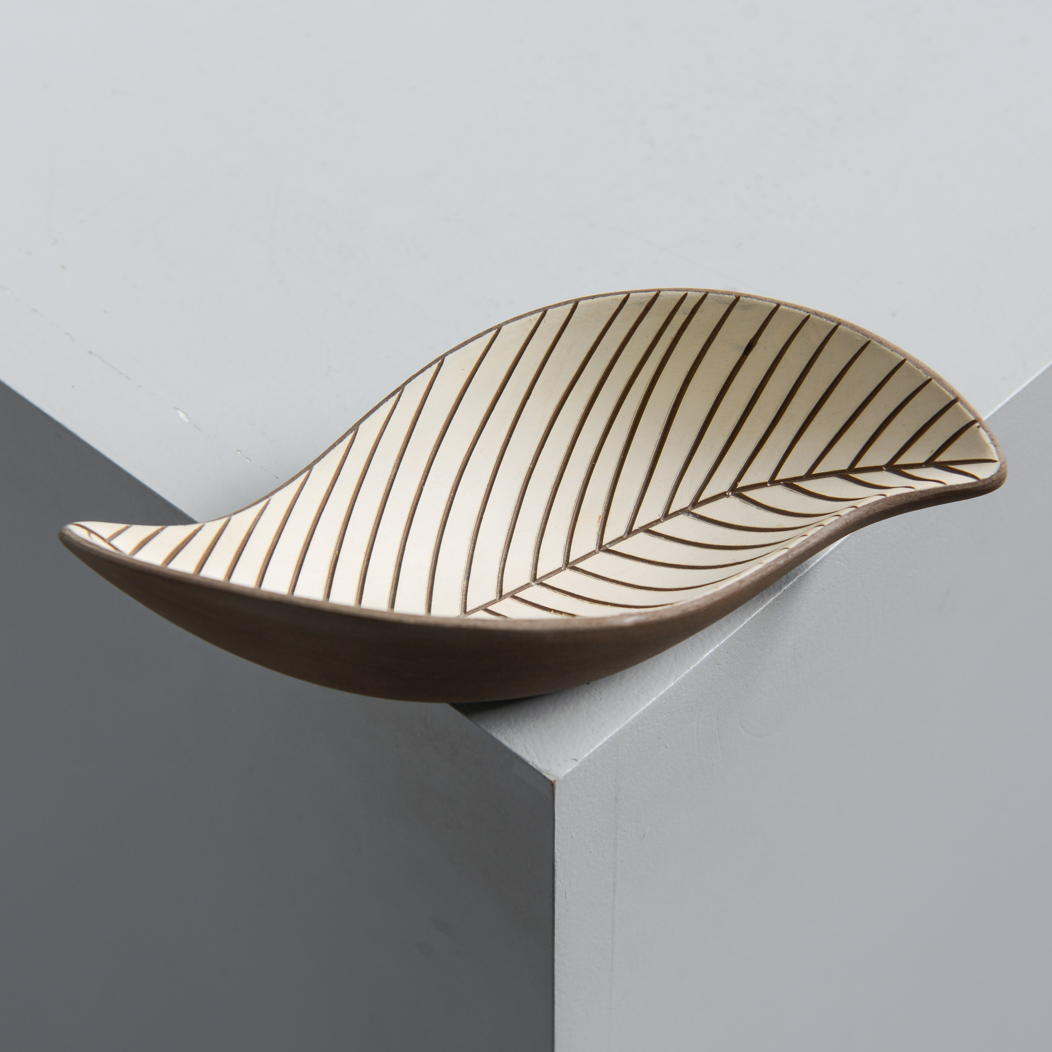 INGRID ATTERBERG. "Spira", skål, modell 2332, Upsala-Ekeby, 1958-59.