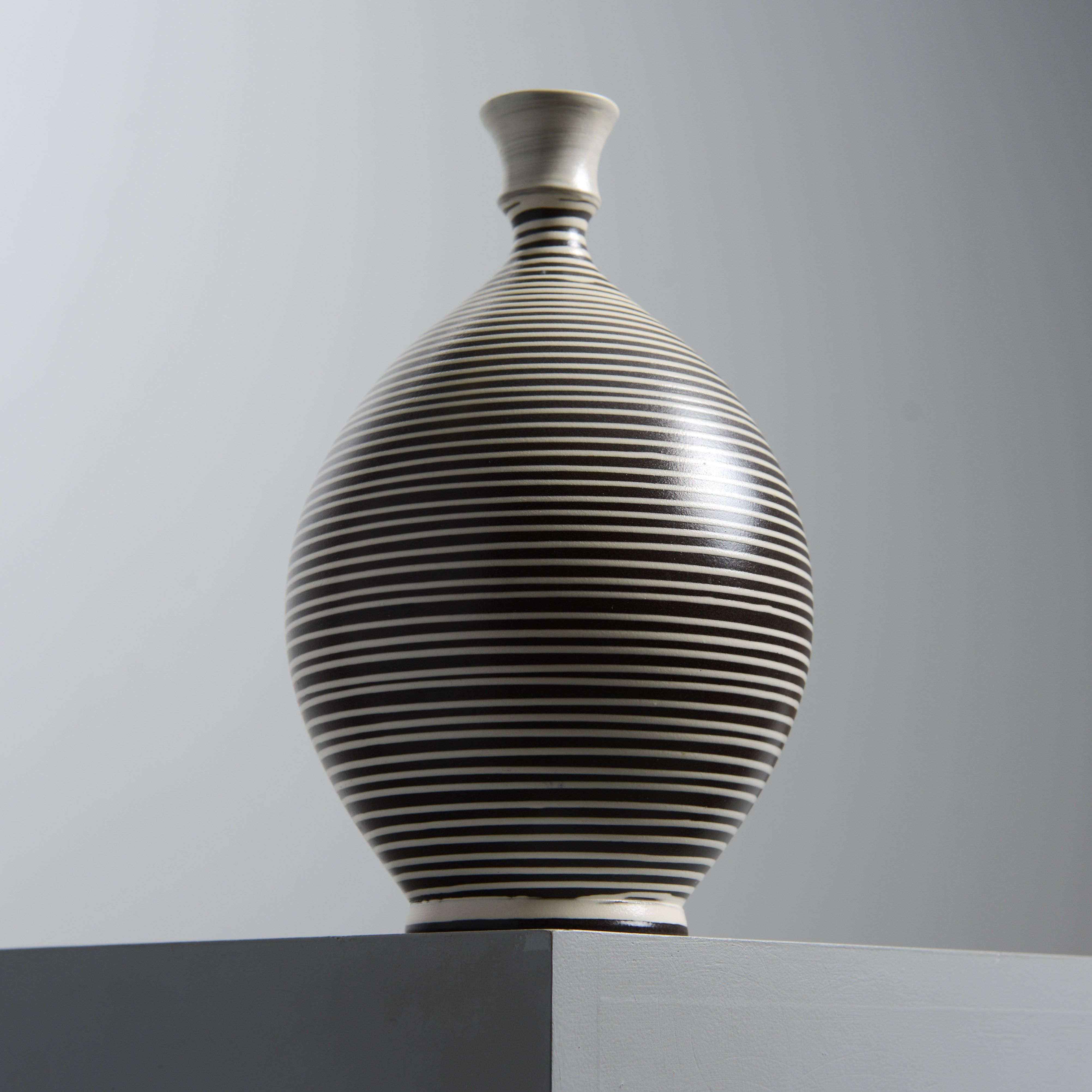 HYONSUN RHEE. "Komagava", vas, modell 4049, Upsala-Ekeby, 1964.