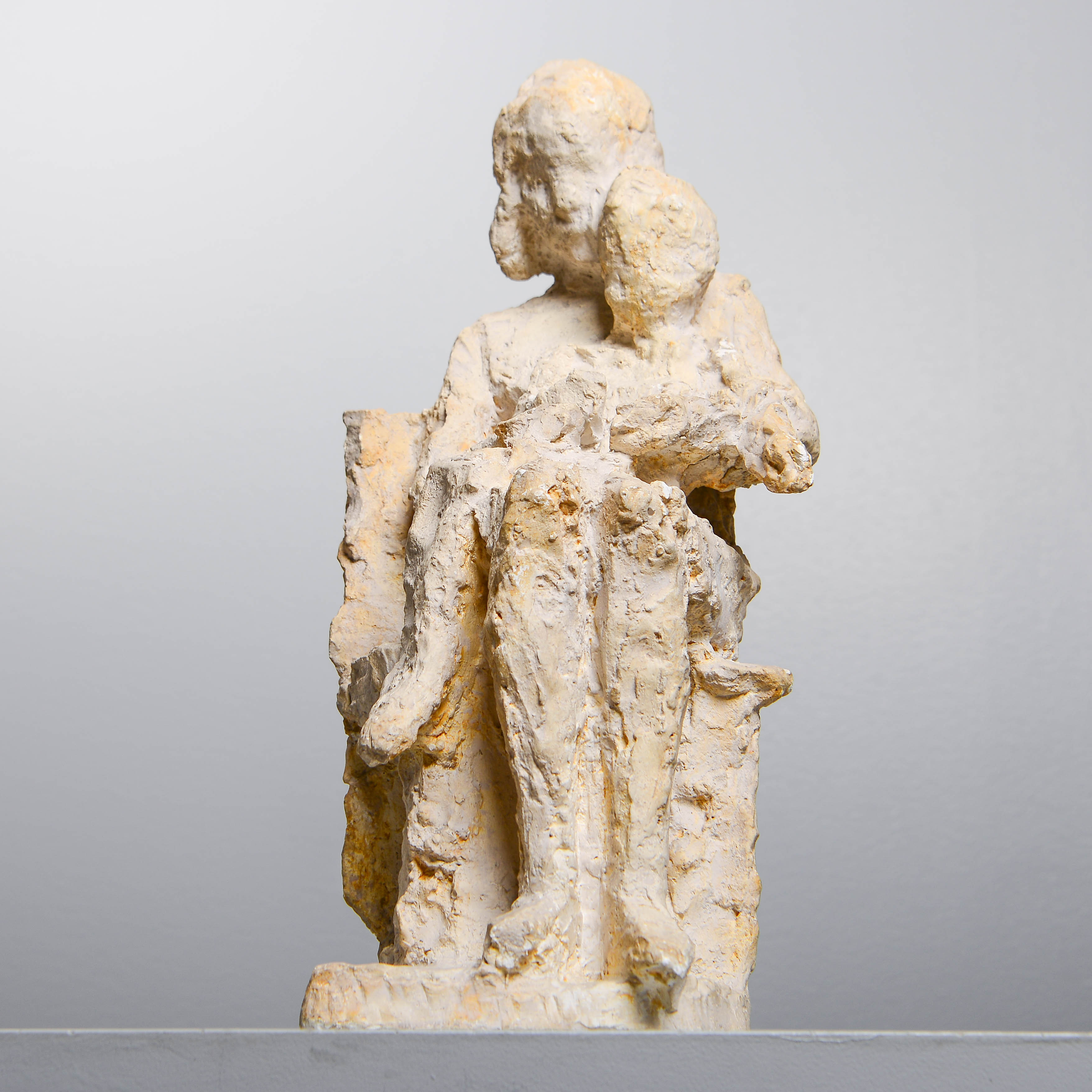 ANITA BRUSEWITZ-HANSSON. "Mor och barn", skulptur, gips, signerad samt daterad 1963.