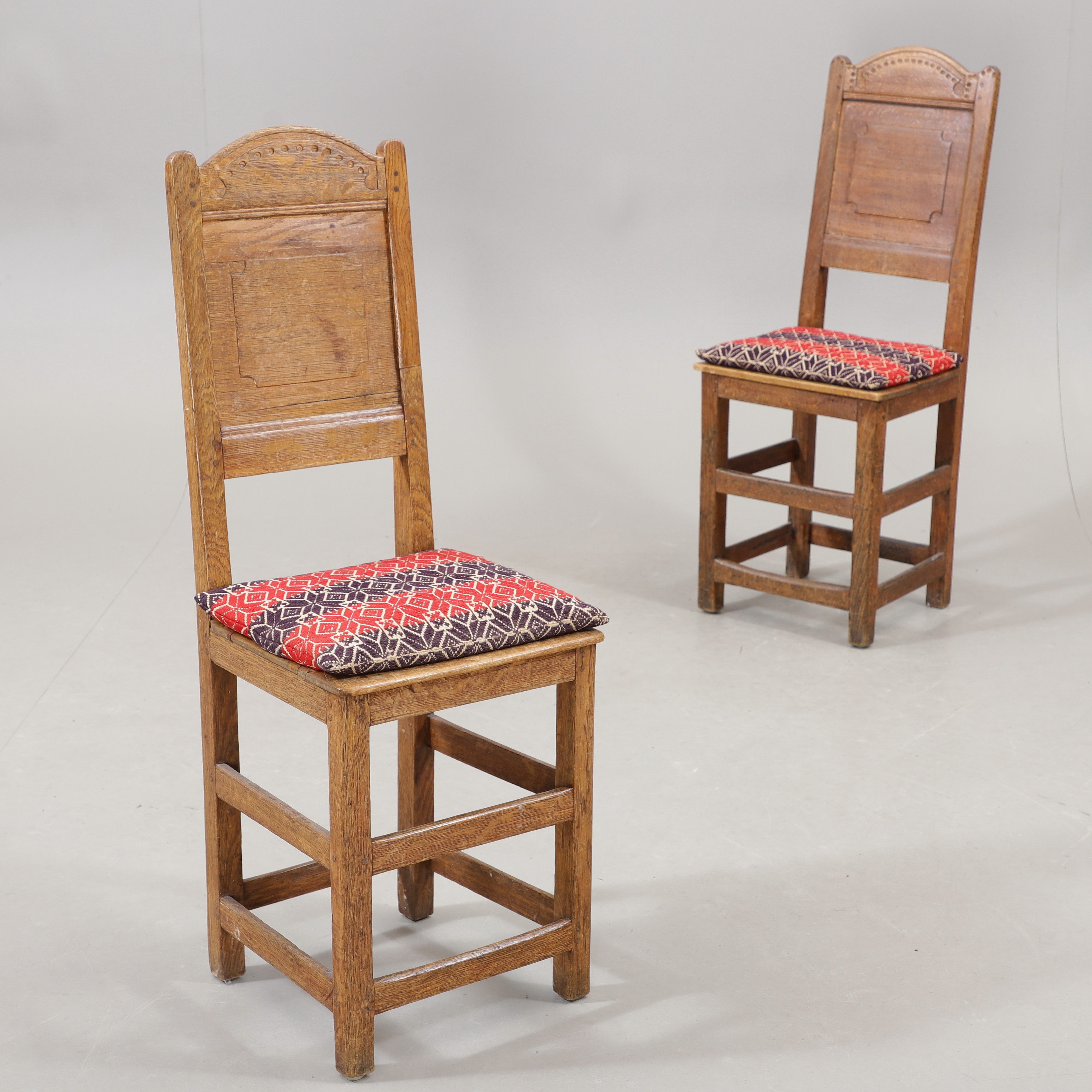 STOLAR MED BRODERADE DYNOR, ett par, 1800-talets andra hälft.