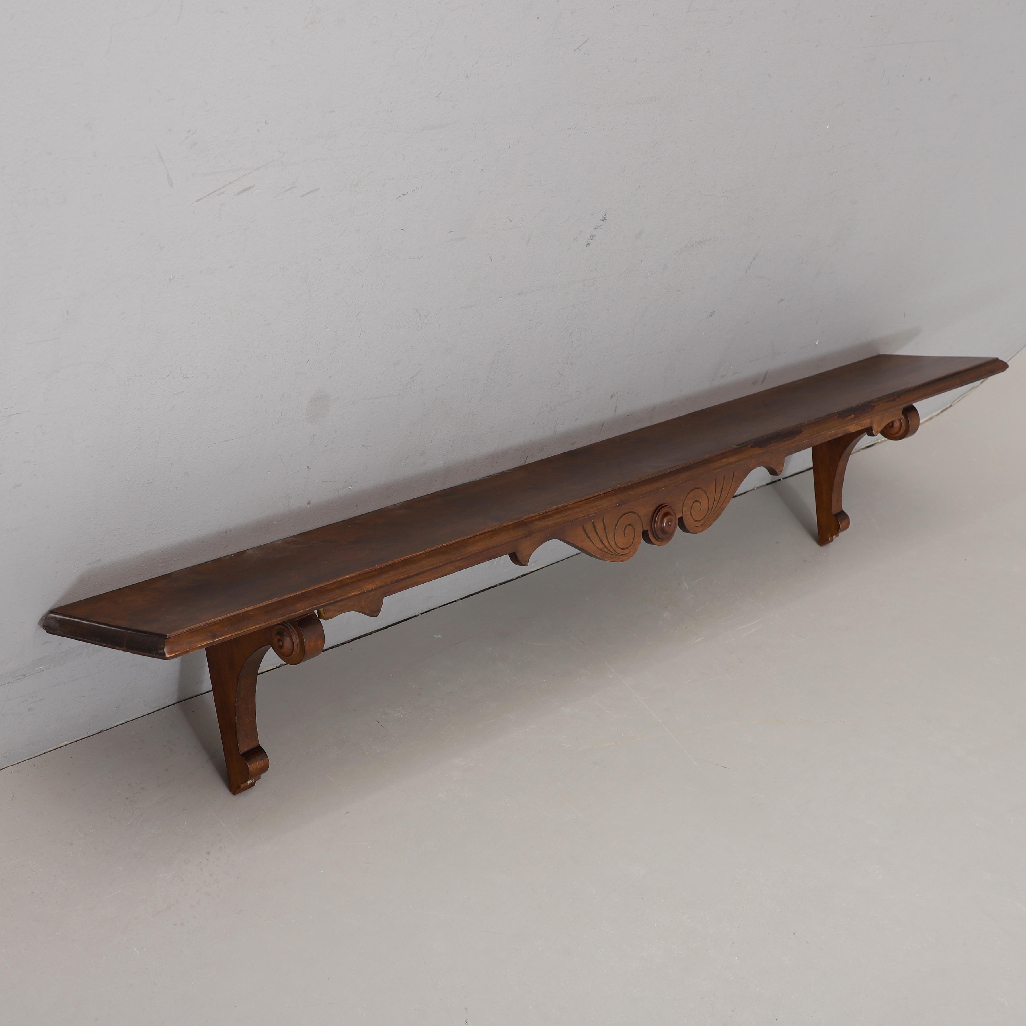 VÄGGHYLLA, 1900-talets första hälft.