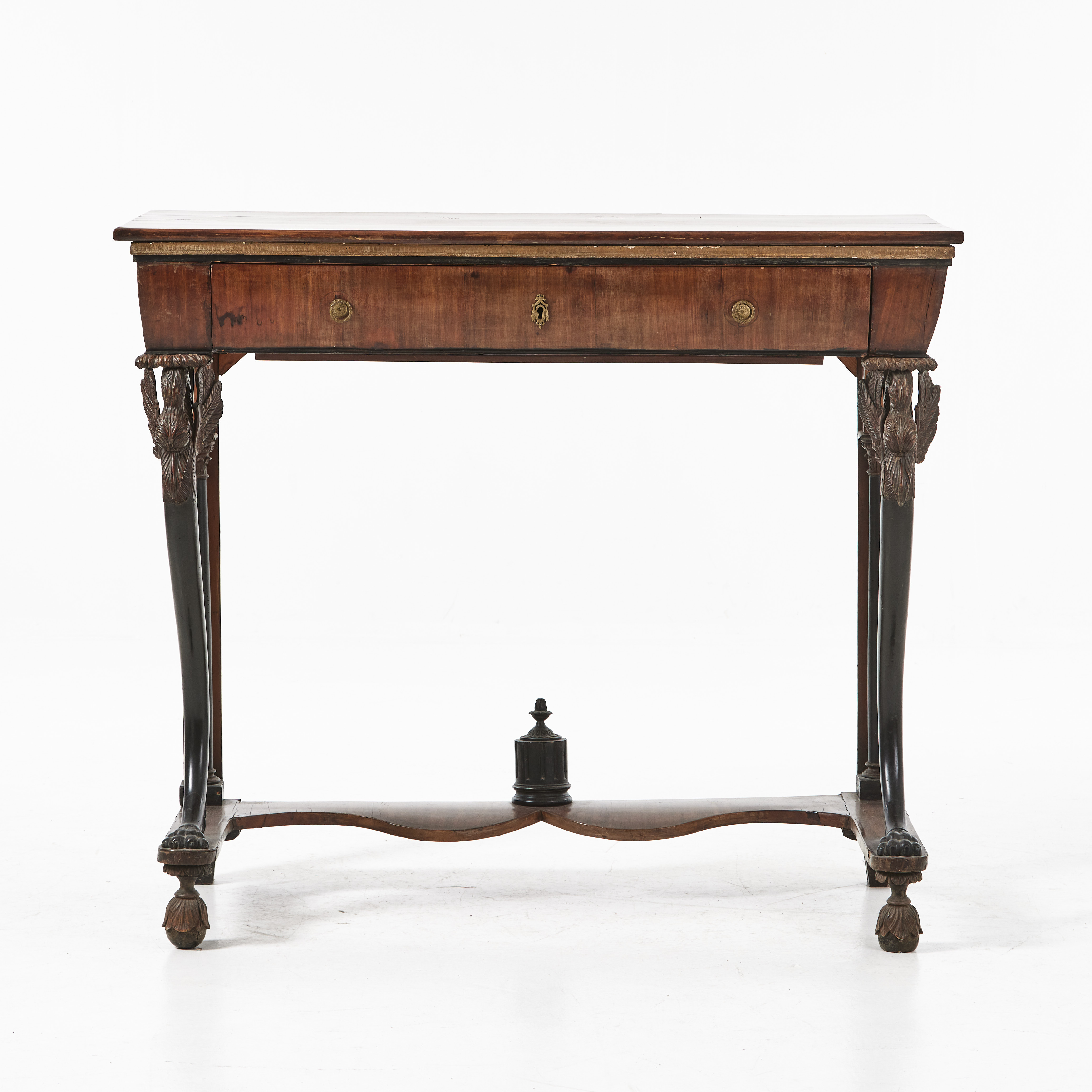 SERVERINGSBORD / KONSOLBORD, 1800-talets första hälft, Empire, fanerat i mahogny, låda i satgen, skuren dekor.