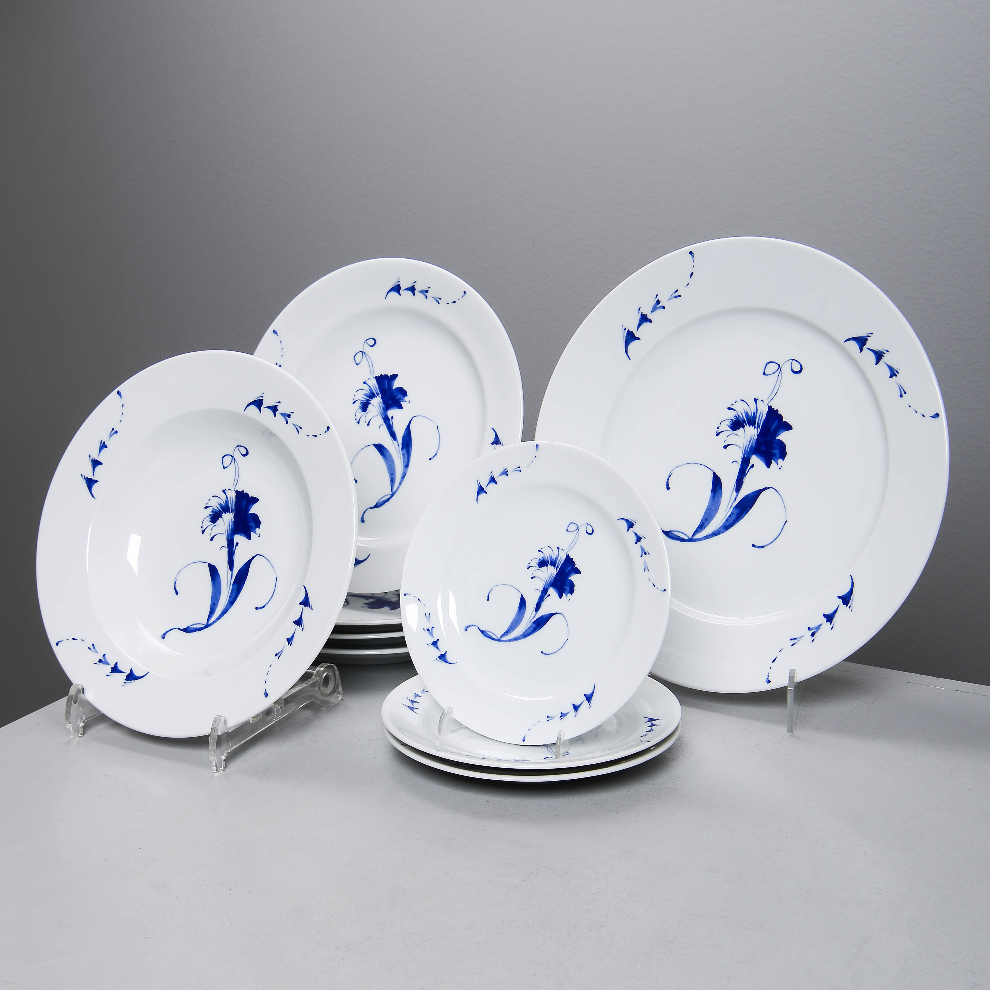 SUZANNE ÖHLEN. Tallrikar, "Humle", 9 st, Rörstrand.