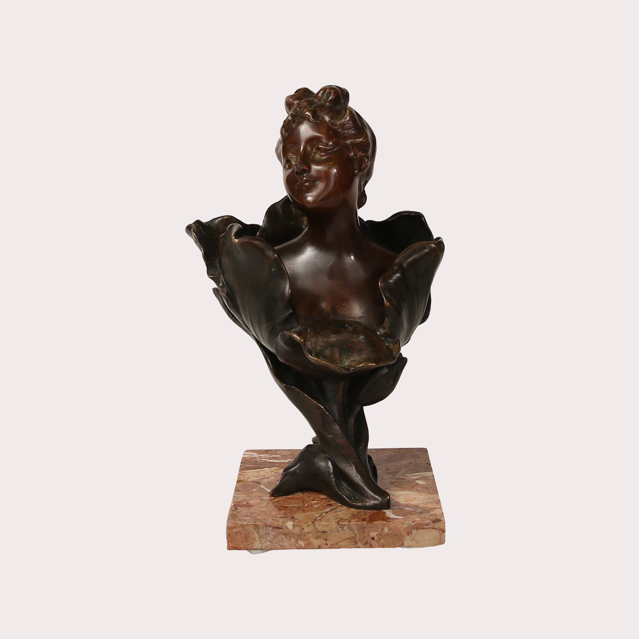 HENRI GODET (FRANKRIKE 1863-1937). Femme fleur, skulptur brons på stensockel, "Blomsterflickan".
