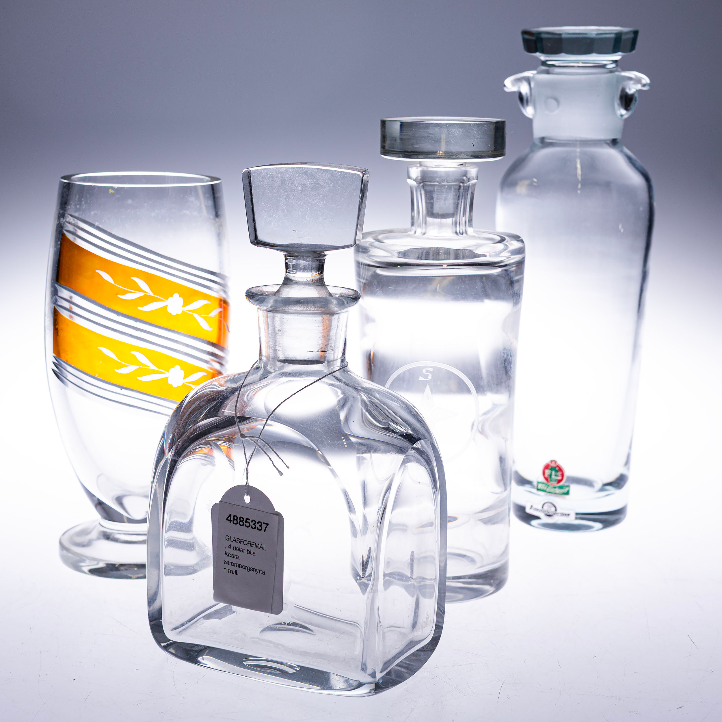 GLASFÖREMÅL, 4 delar bl.a Kosta, Strömbergshyttan m.fl.