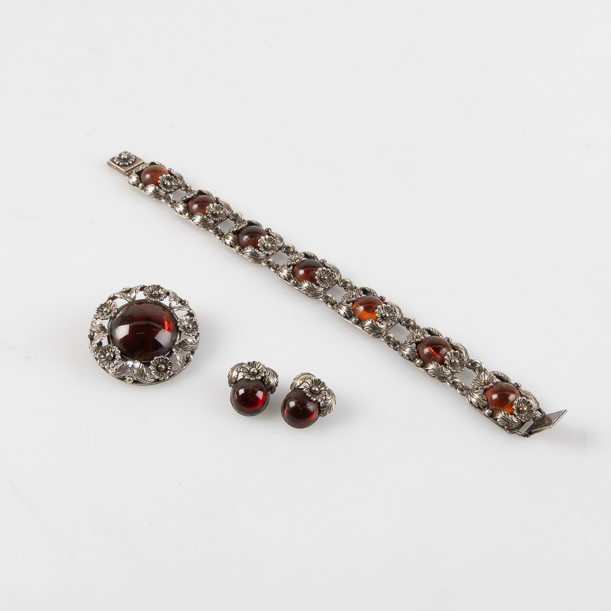 NIELS-ERIK FROHM. Garnityr, 4 delar, sterlingsilver och bärnsten.