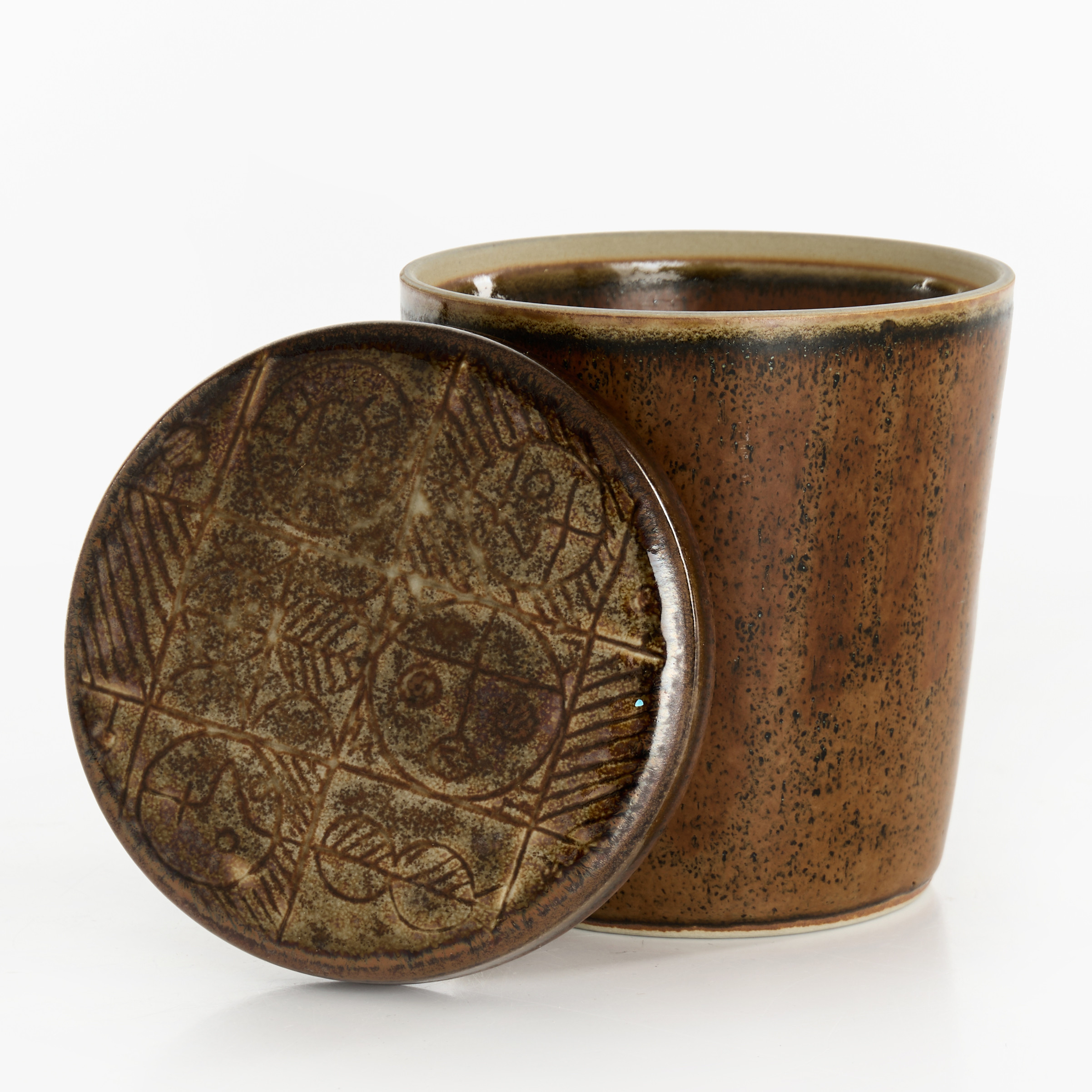 CARL-HARRY STÅLHANE (1920–1990). Burk med lock, Rörstrands Ateljé, 1960-tal, stengods, glasyr i tenmoku, lock med ristad dekor.