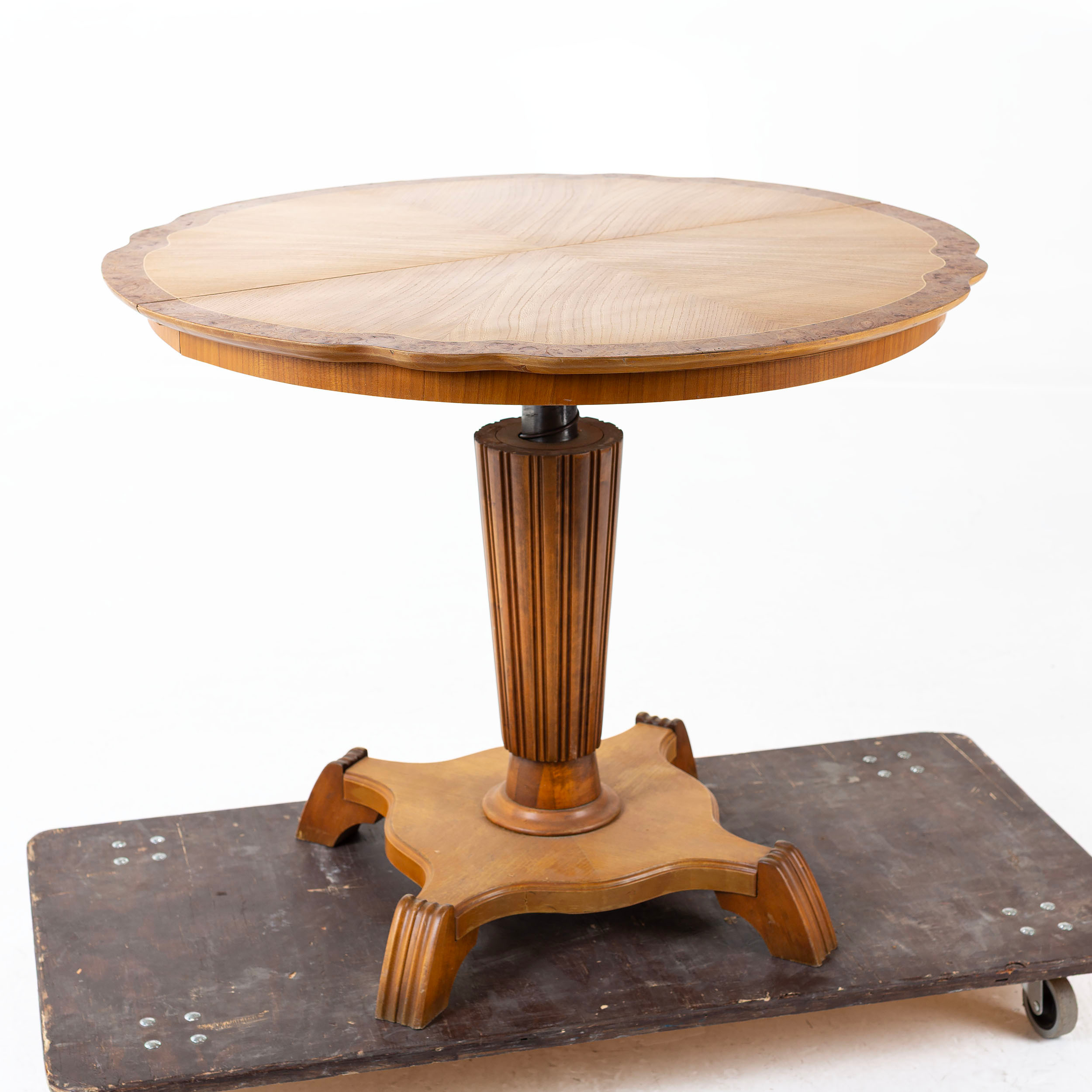 BORD, valnötsinlägg med räfflad fot, Svenska Möbelfabriken Bodafors , 1930/40 - tal.