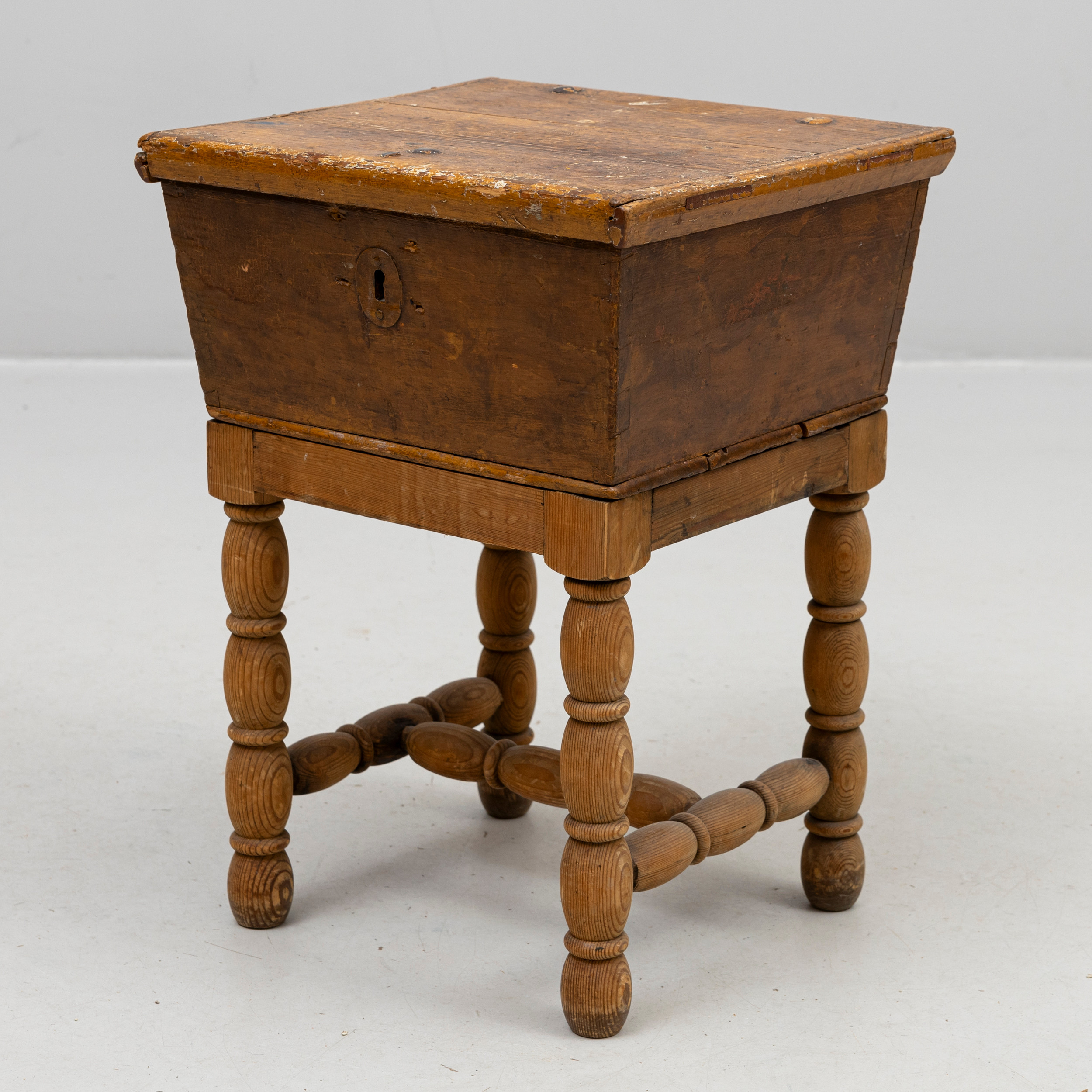 SKRIN, möjligen Jämtland, 1700/1800-tal, på senare benställning.