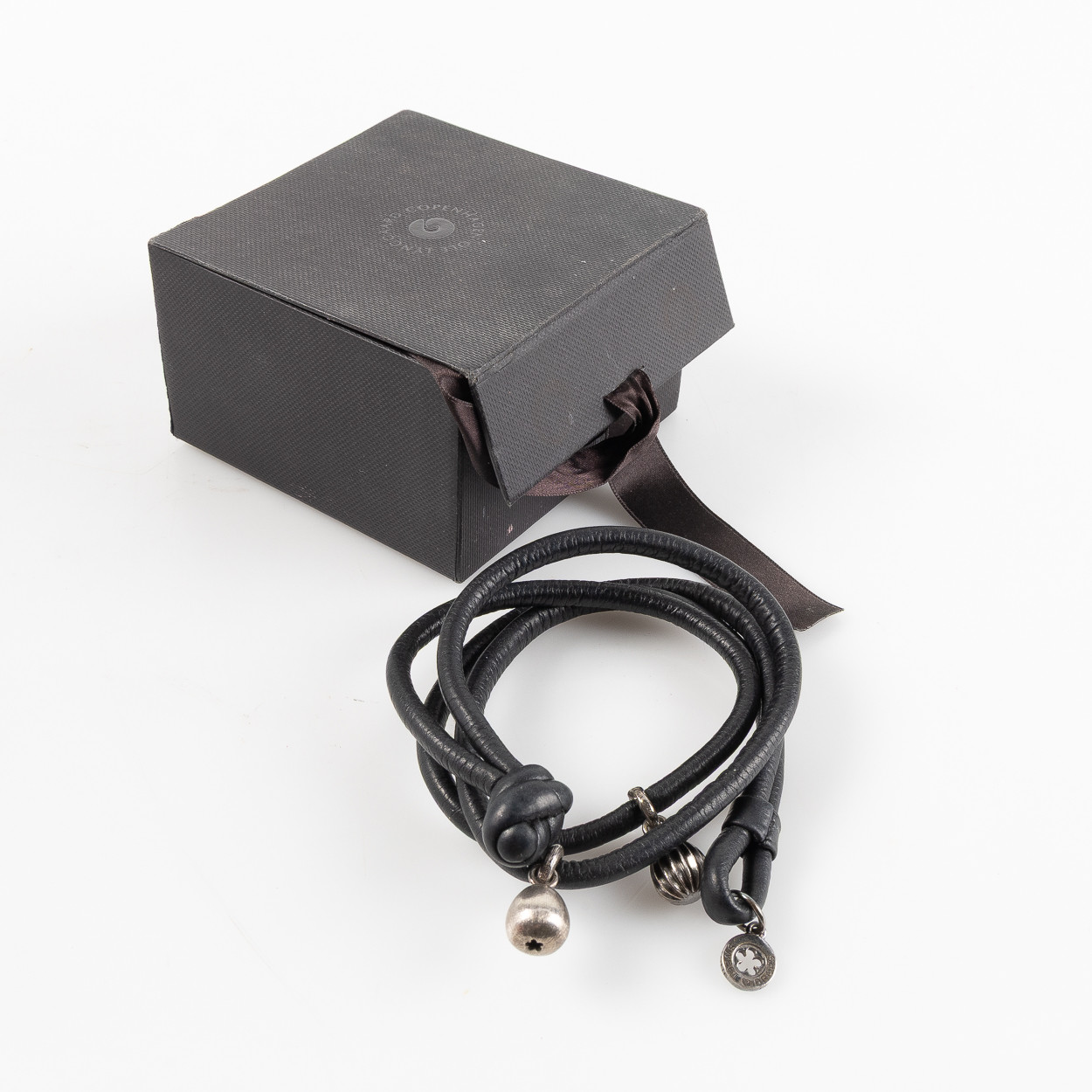 CHARLOTTE LYNGGAARD. Armband, "Sweet Drops", svart läder med två berlocker, Ole Lynggaard, Danmark.