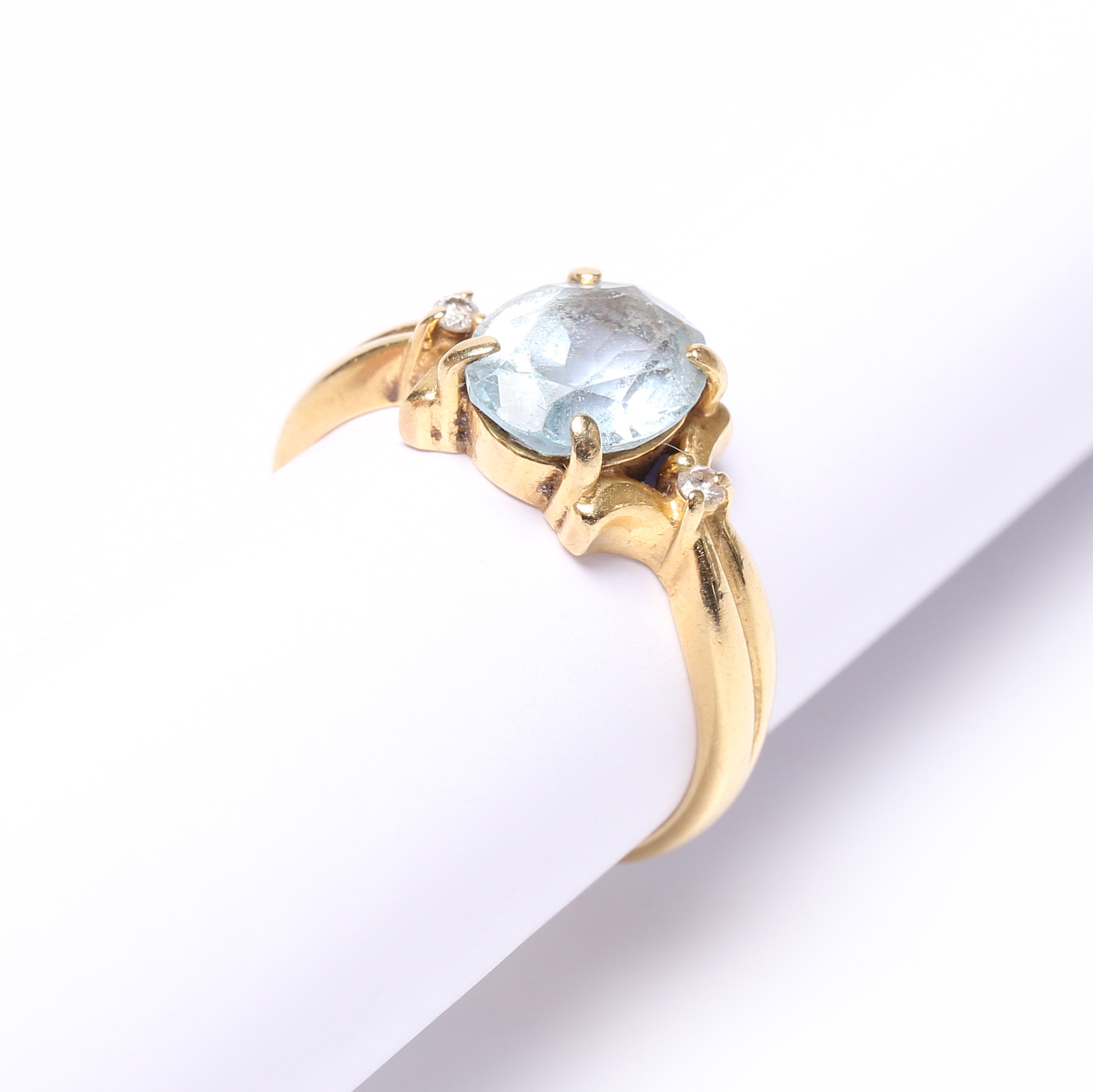 RING, med blå sten samt mindre diamanter, 18K, Guld, vikt cirka 4,8 gram.