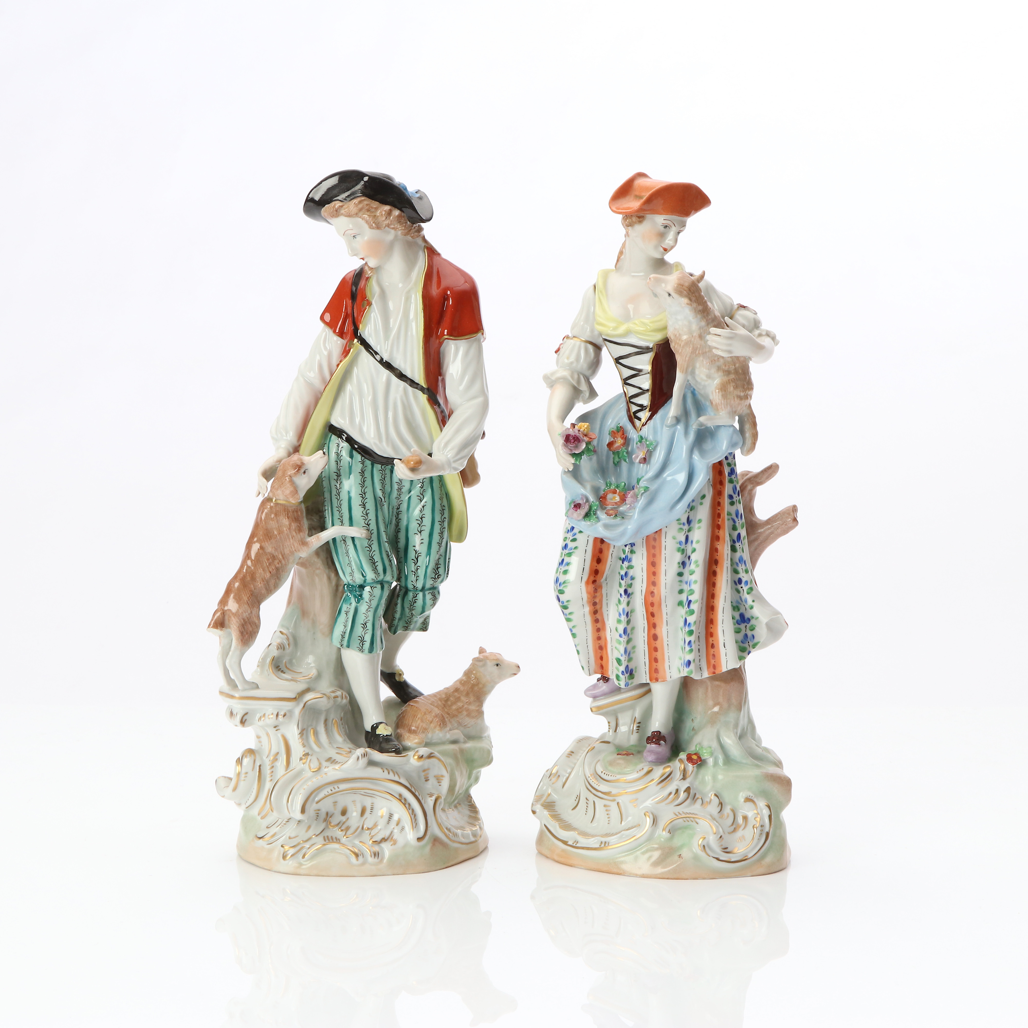 DRESDEN, FIGURINER, TVÅ ST. Porslin med polykrom dekor. 1900-talets andra hälft.