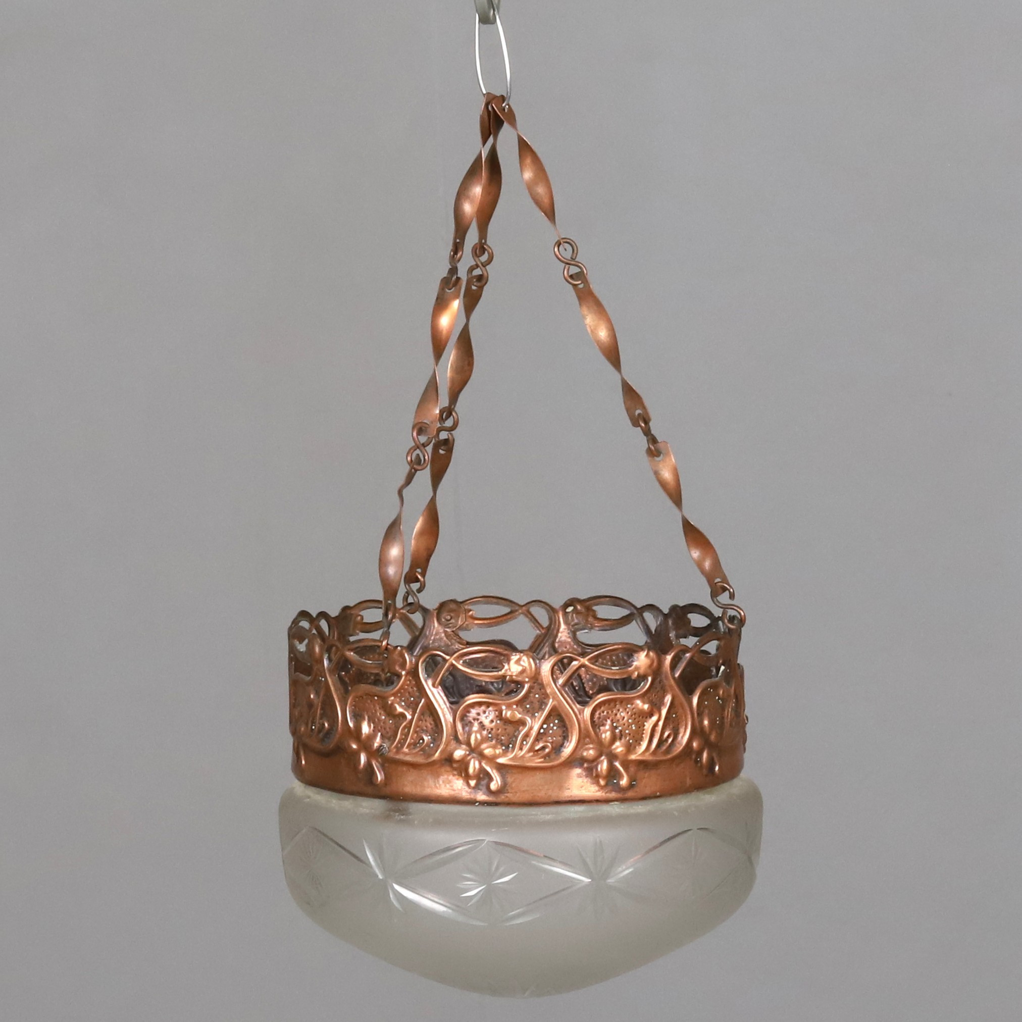 TAKLAMPA. Koppar med frostad/skuren glaskupa, 1900-talets första halva.