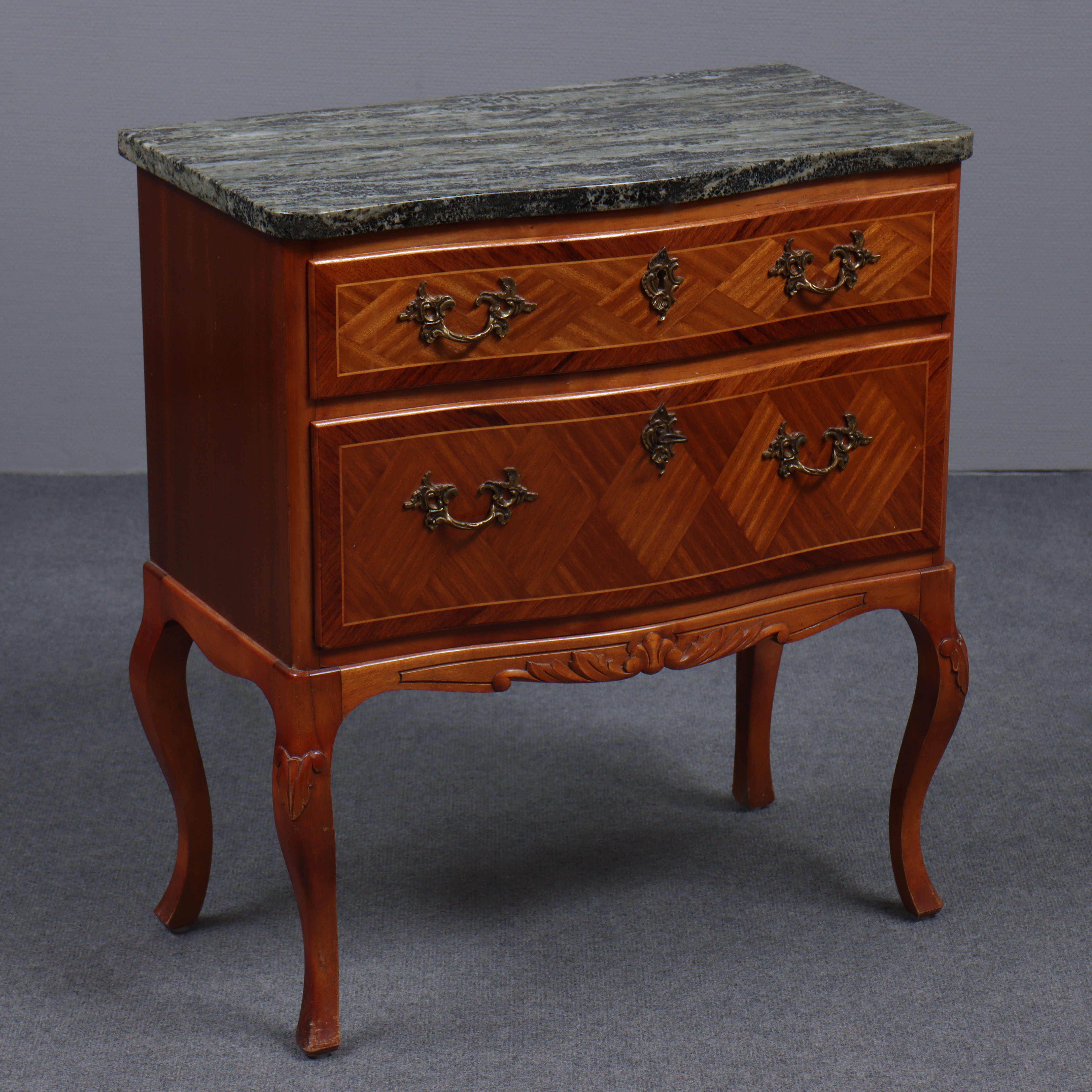 BYRÅ MED MARMORSKIVA, MAHOGNY, INTARSIA, ROKOKOSTIL, 1900-TALETS MITT.