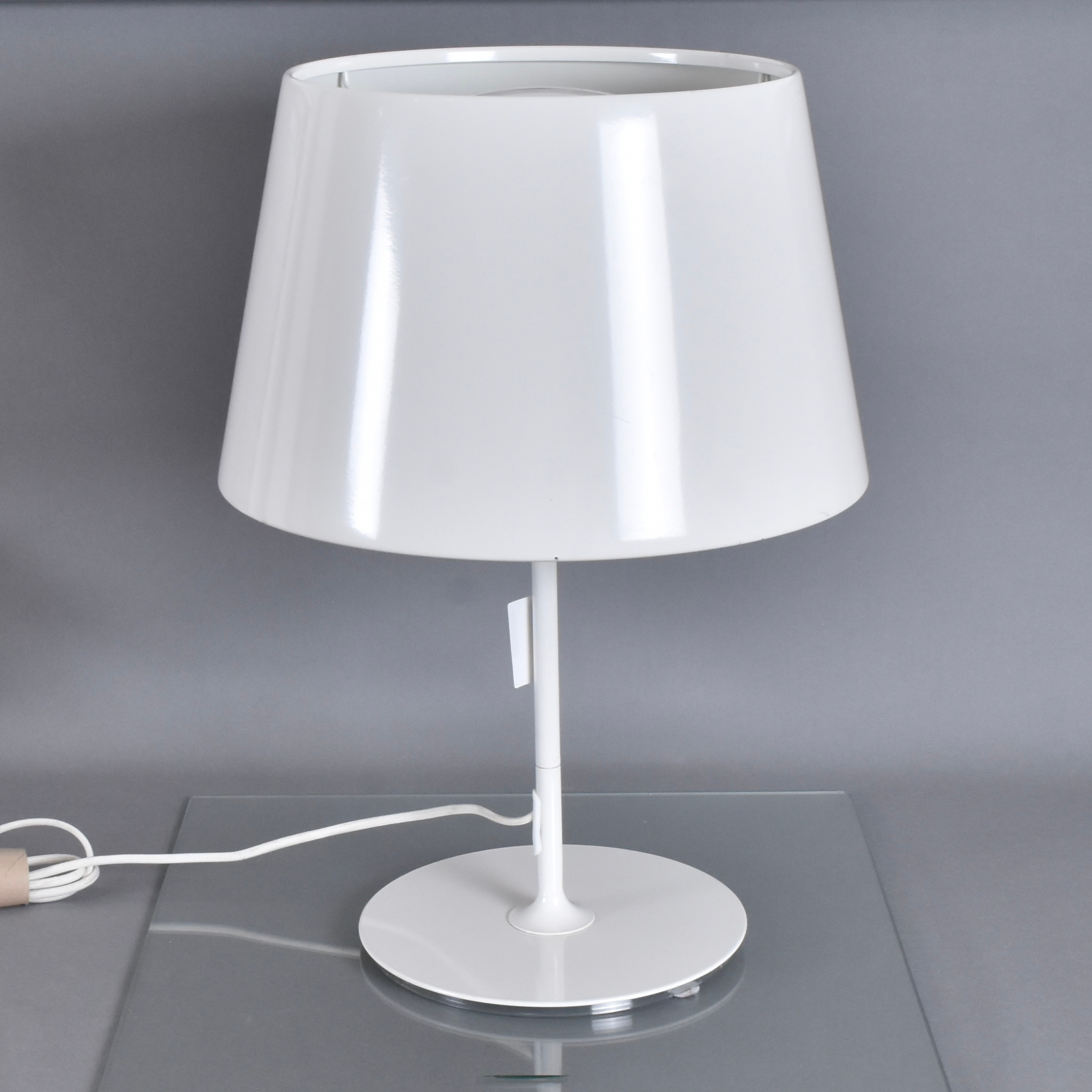 BORDSLAMPA; vitlackerad metall, IKEA Kulla.