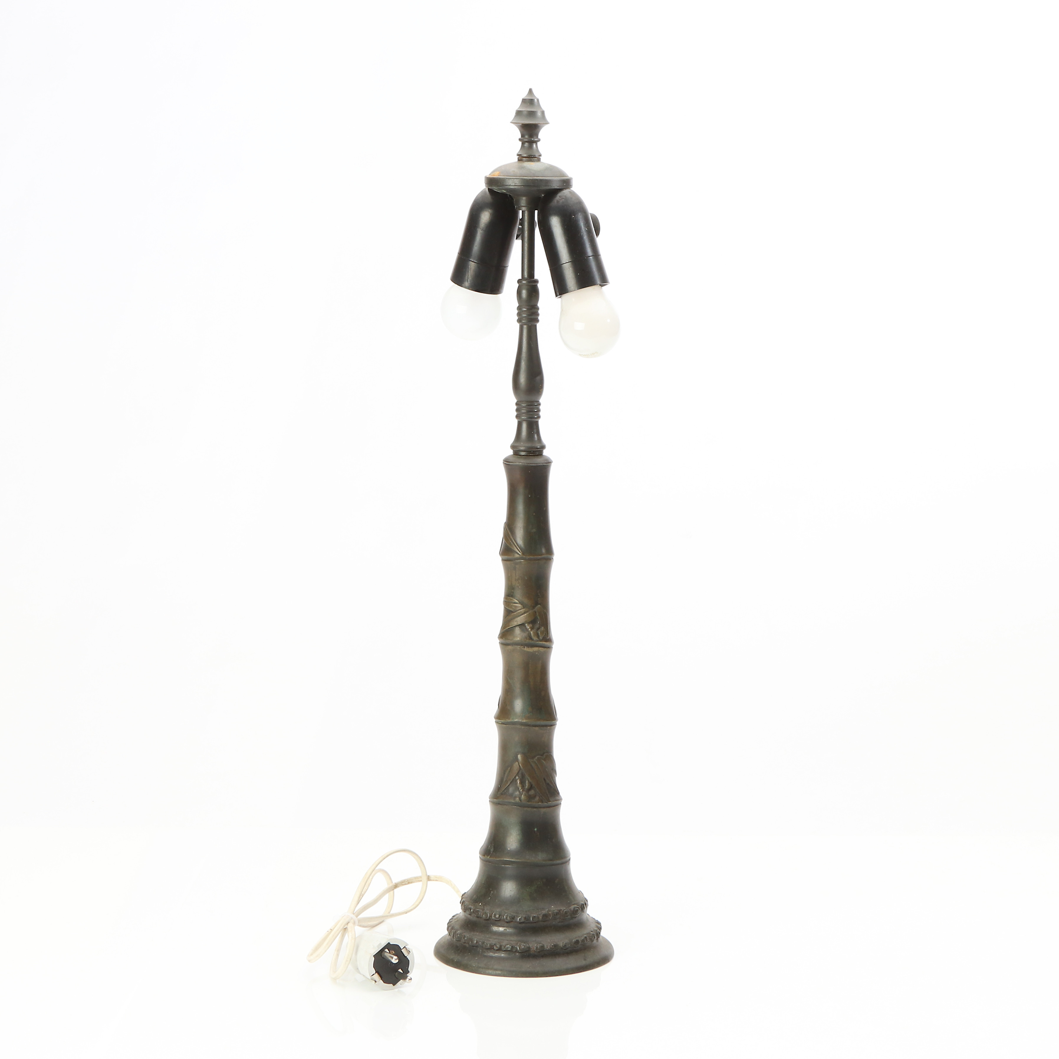 BORDSLAMPA. Bronspatinerad vitmetall. Kinesicerande stil i bambuimitation, tidigt 1900-tal.