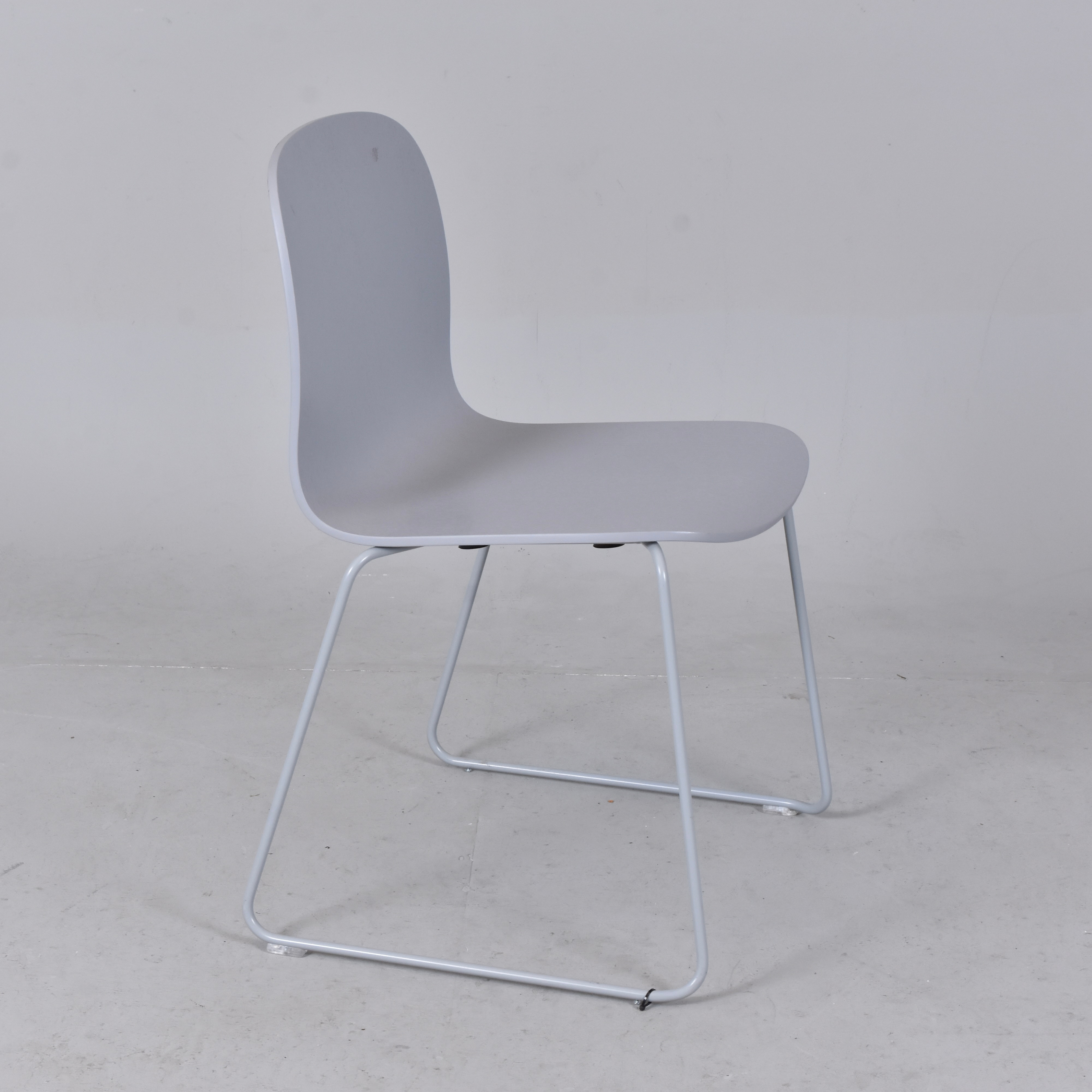 STOL, grålackerat böjträ och metall, Muuto Visu.