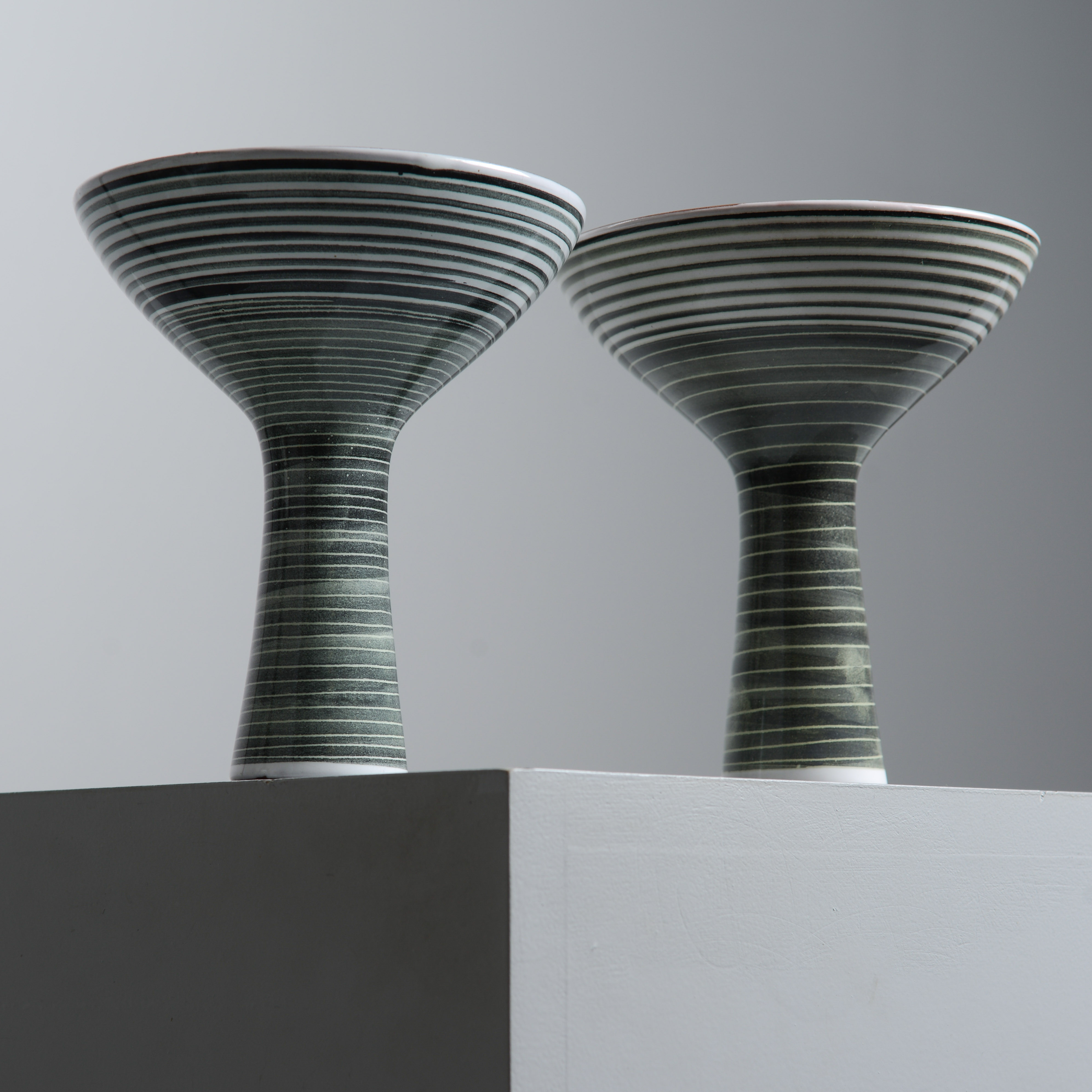 MARI SIMMULSON. "Sving", vaser, ett par, Upsala Ekeby, 1954.