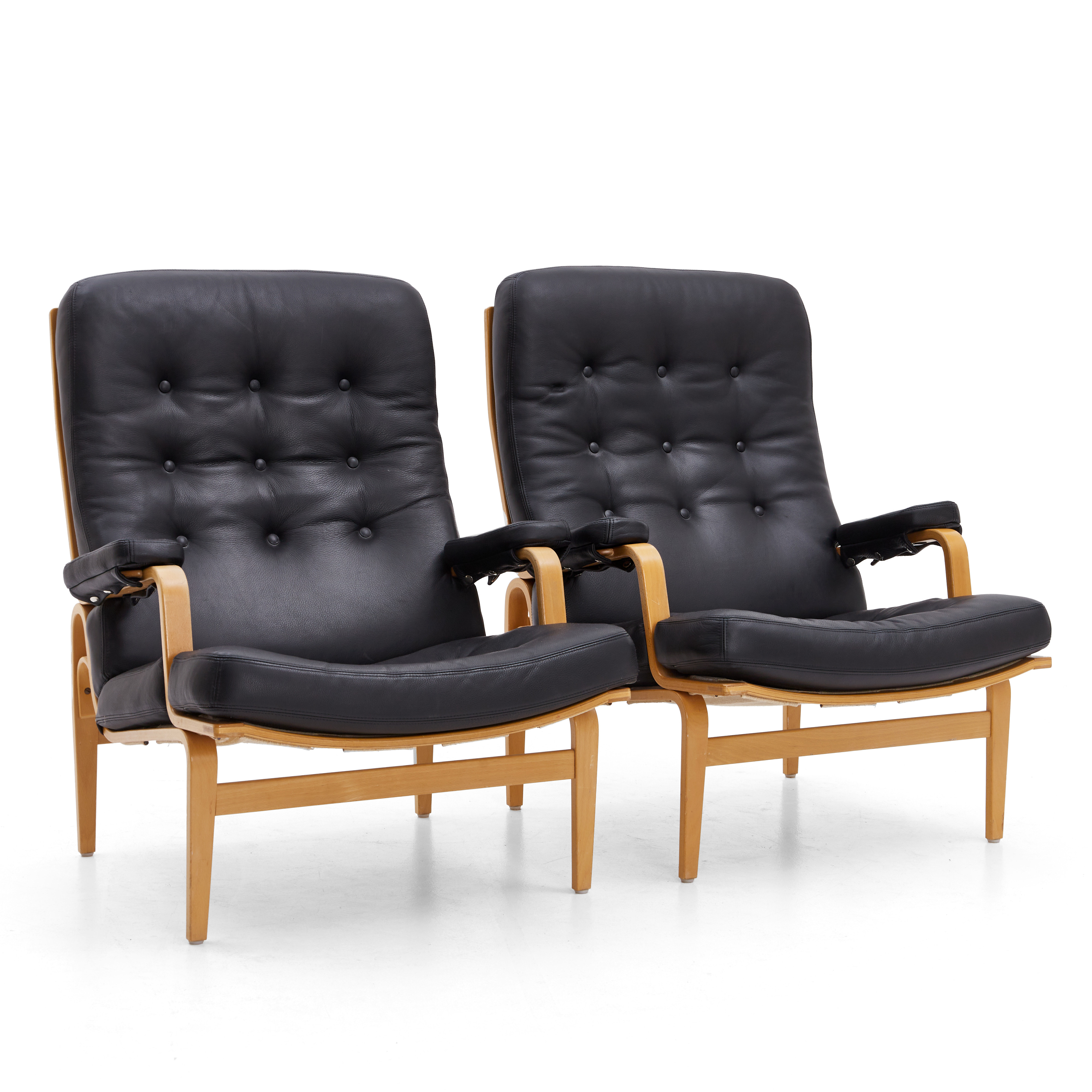 BRUNO MATHSSON (1907–1988). Fåtöljer, ett par, "Ingrid" (hög), Dux, brännstämplade, svart läder.