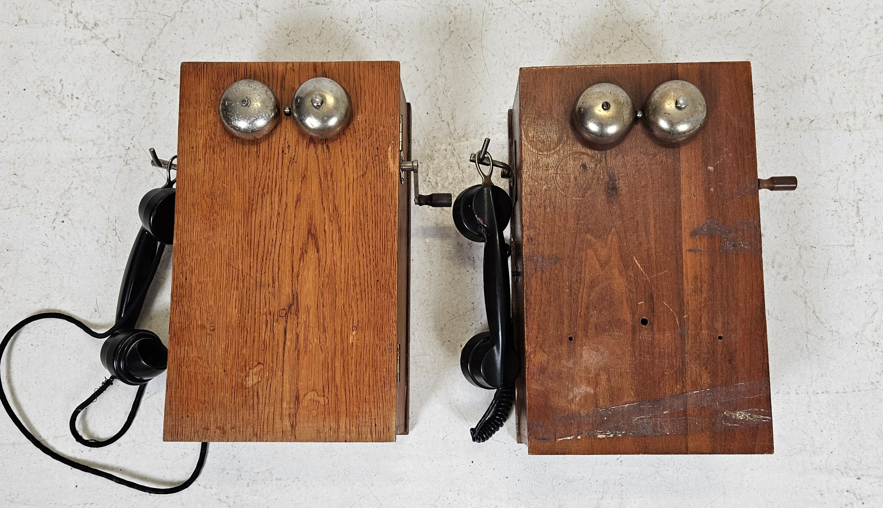 VÄGGTELEFONER, 2 st, LM Ericsson, 1900-talets första hälft.