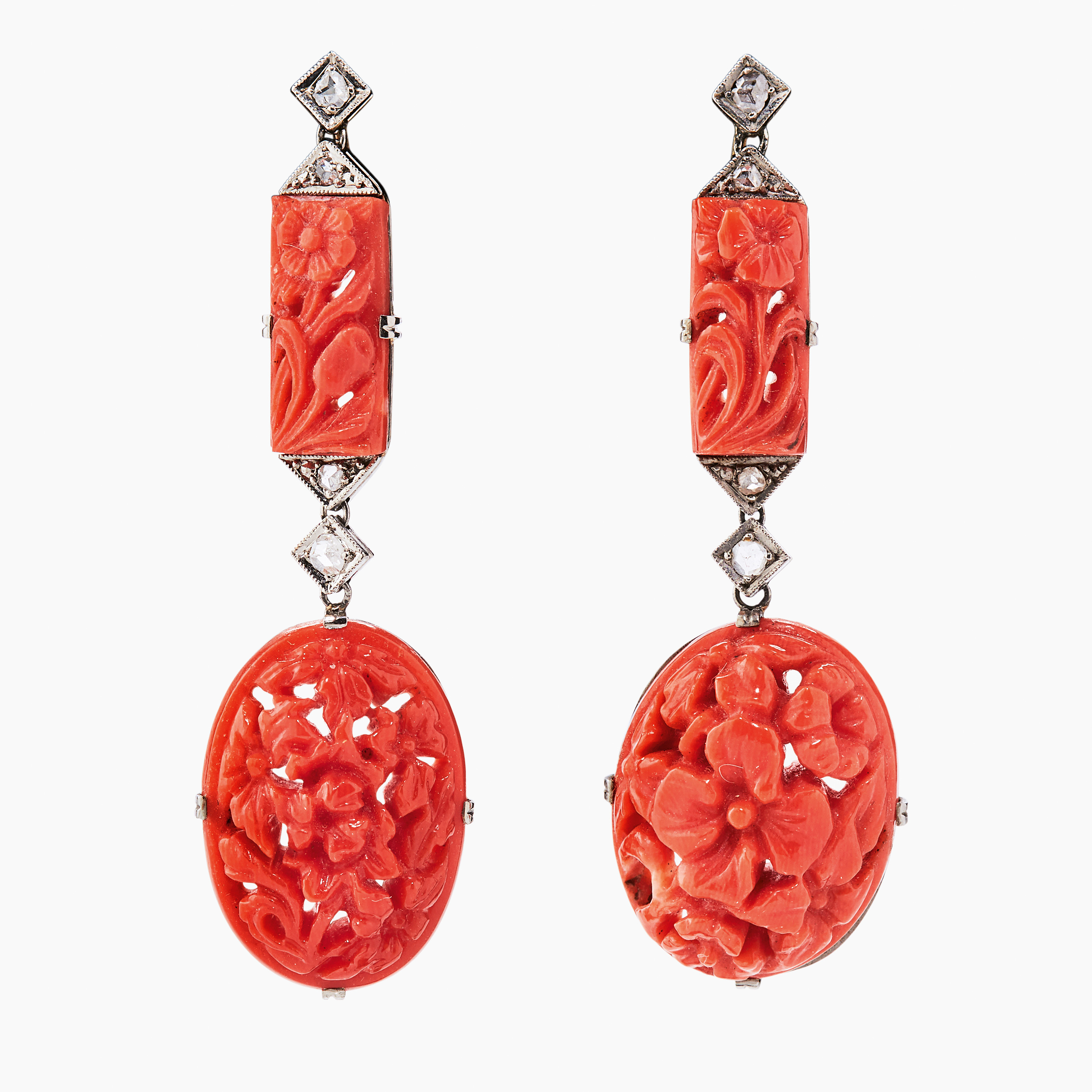 ÖRHÄNGEN, ett par, 18K guld, platina, röd korall och diamanter, Art Déco, 1920-tal.