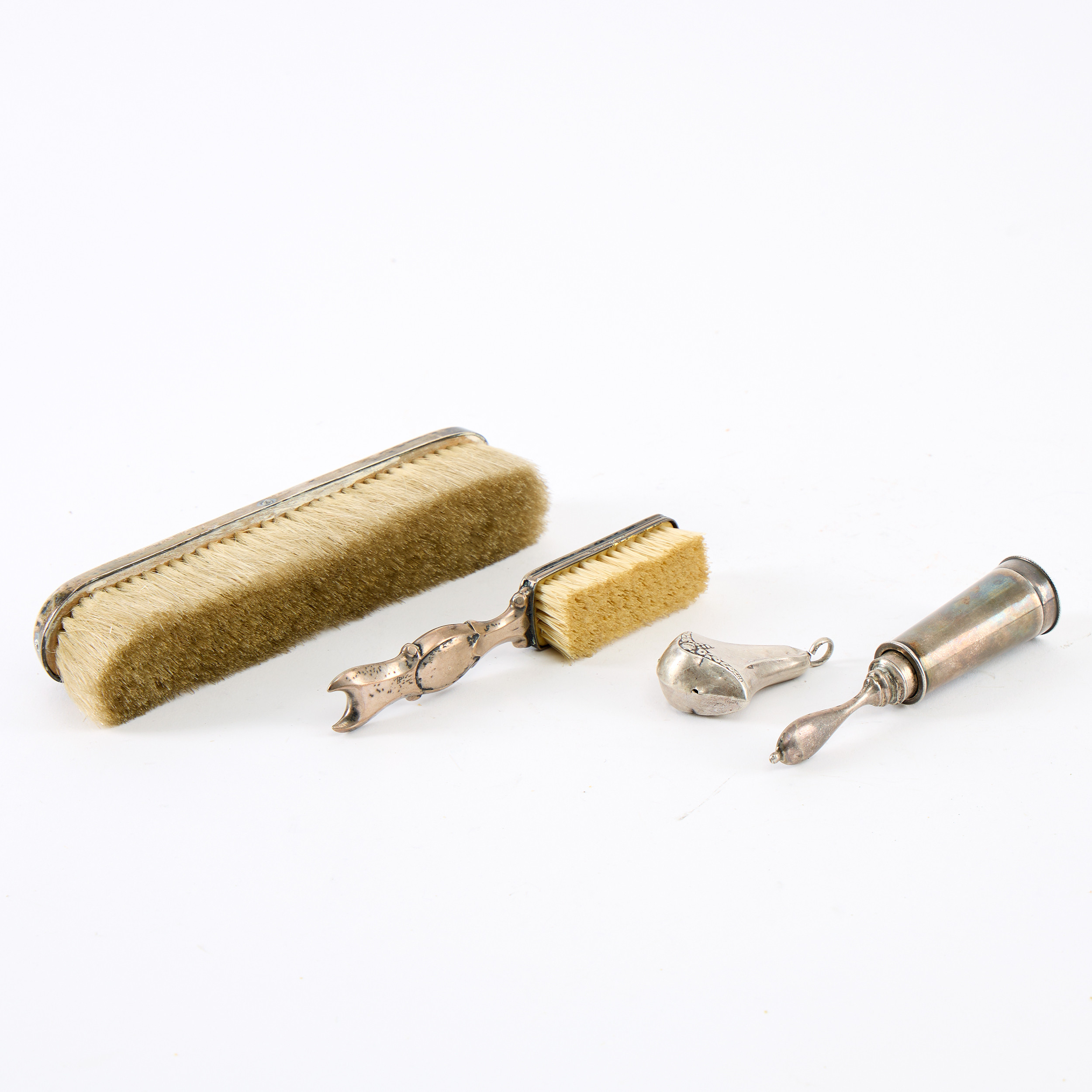 BORSTAR, 3 ST SAMT BJÄLLRA. Den stora borsten stämplad i Uppsala, troligen 1869. Silver.