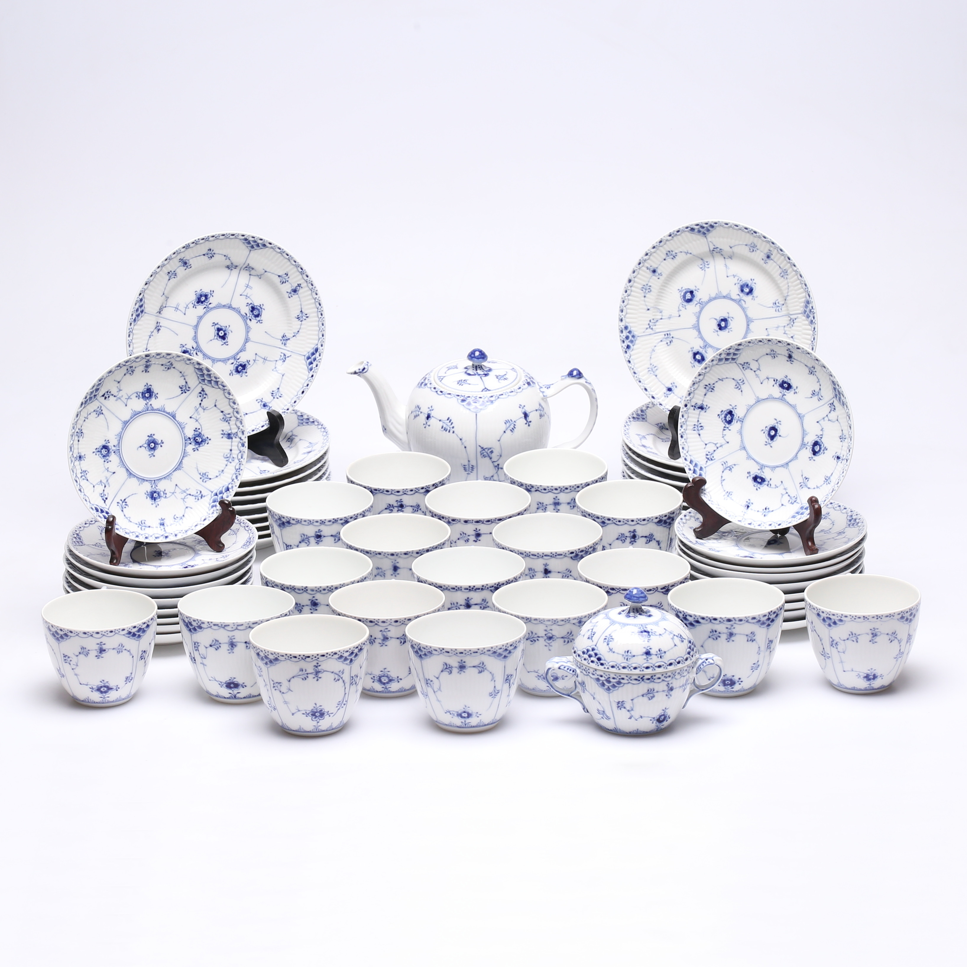 TESERVIS, 38 delar, porslin, "Musselmalet", Royal Copenhagen, Danmark.
