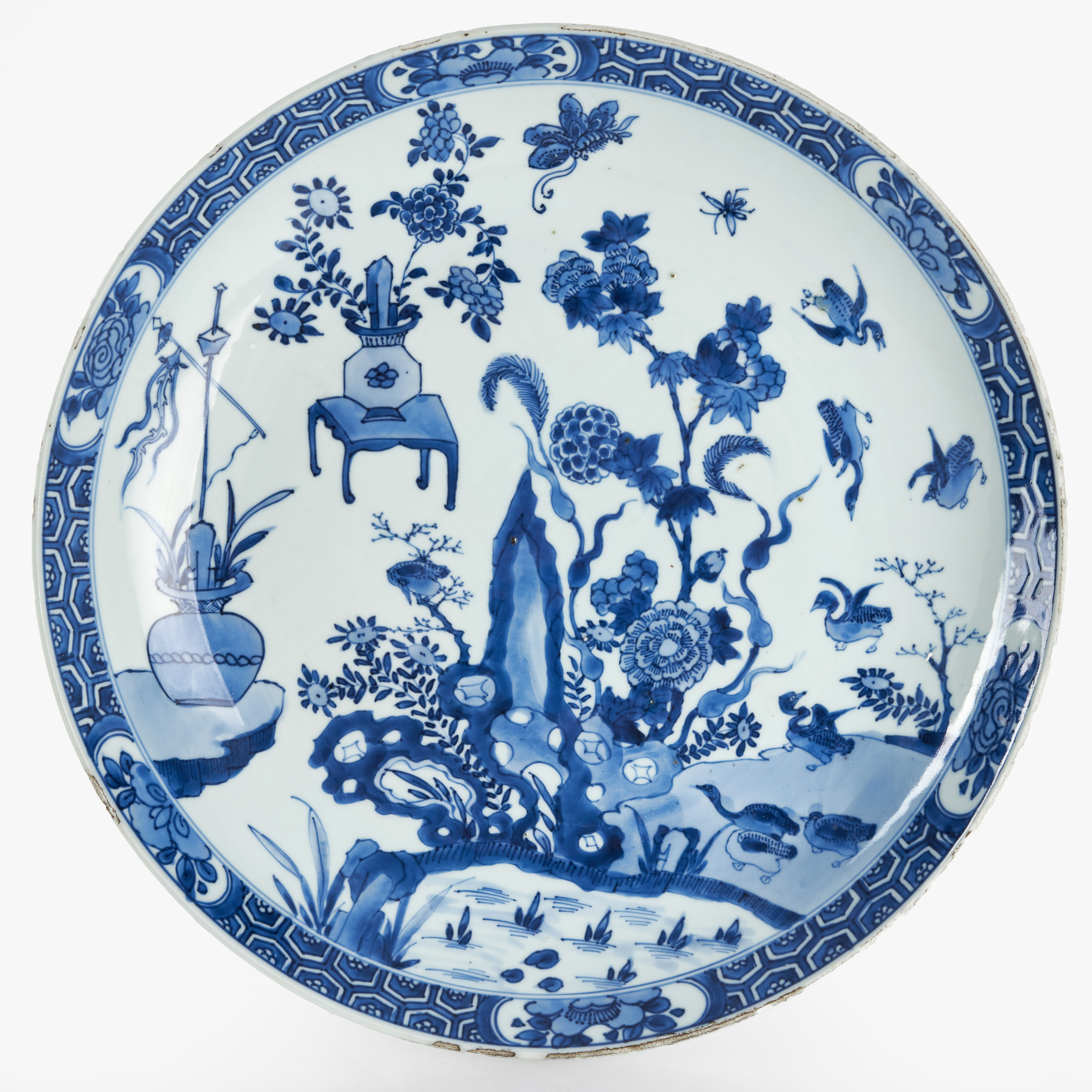 SKÅLFAT, porslin, Kina, dekor i underglasyrblått av en blommande trädgård, Qingdynastin, tidigt 1700-tal.