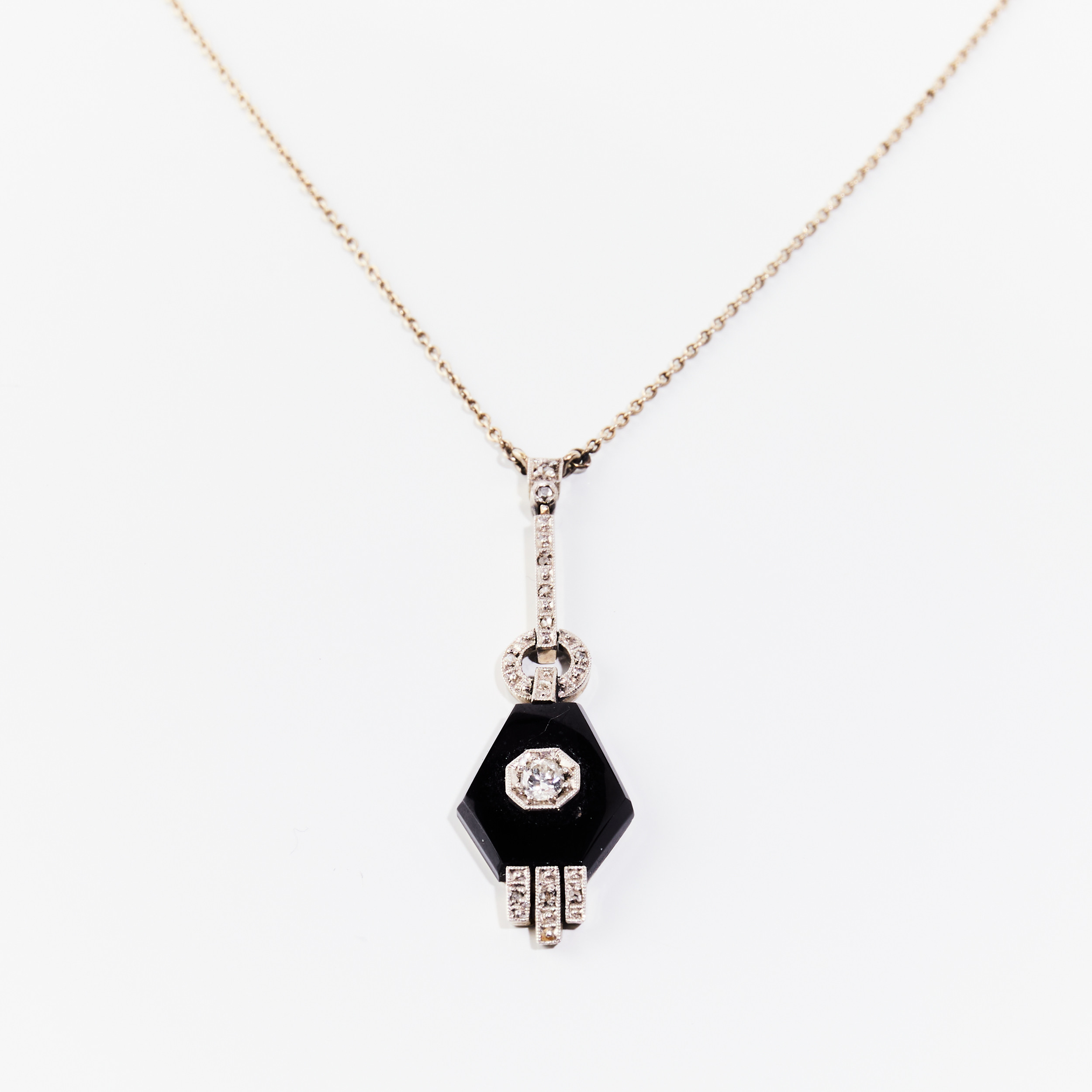 HÄNGE med KEDJA, 18K vitguld med diamanter och onyx. Art Déco. 1920/30-tal, svensk importstämpel.