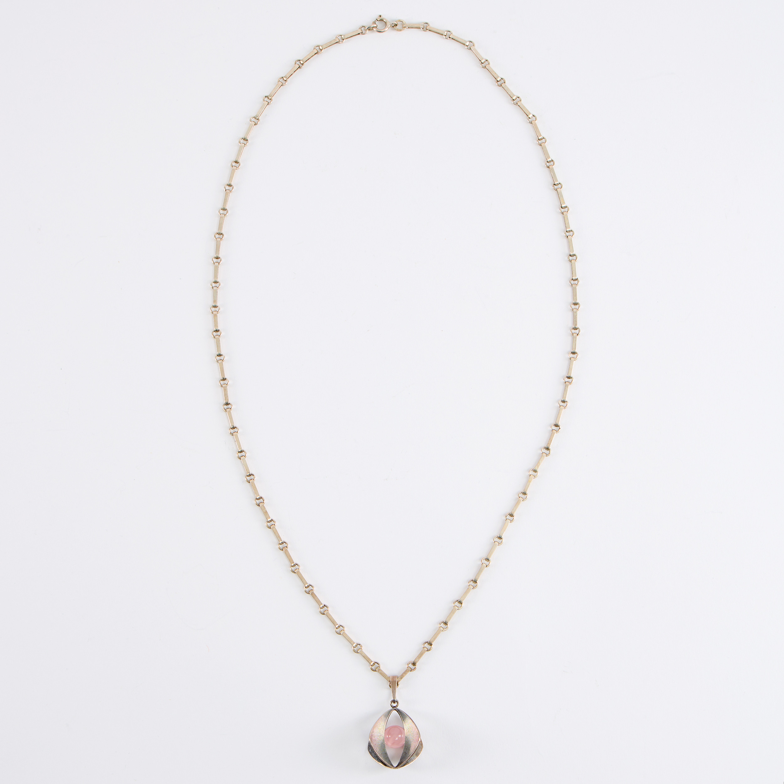 KEDJA MED HÄNGE, silver och rosenkvarts, 1900-talets mit.