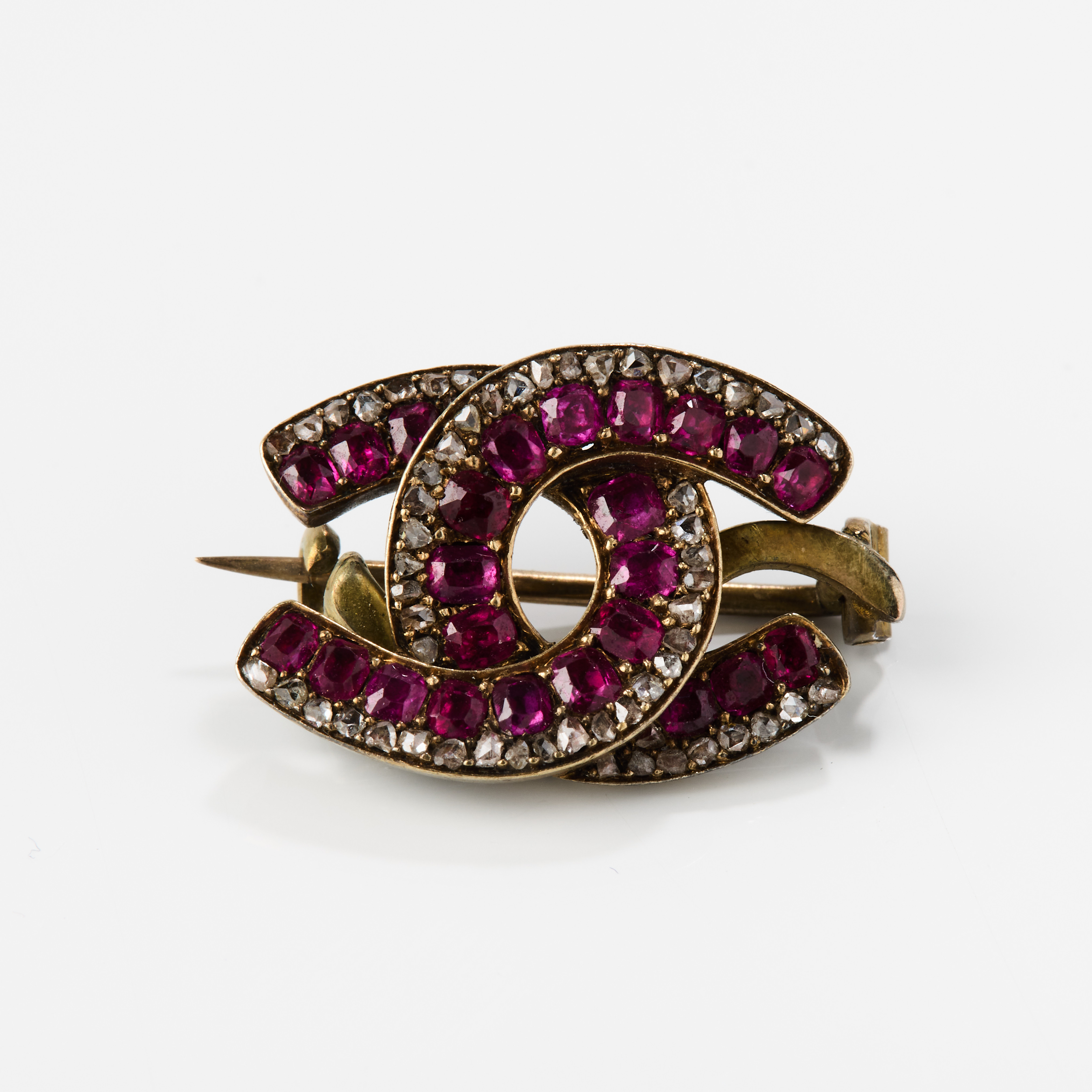 BROSCH, ca 18K guld med rubiner och diamanter, 1880-tal.